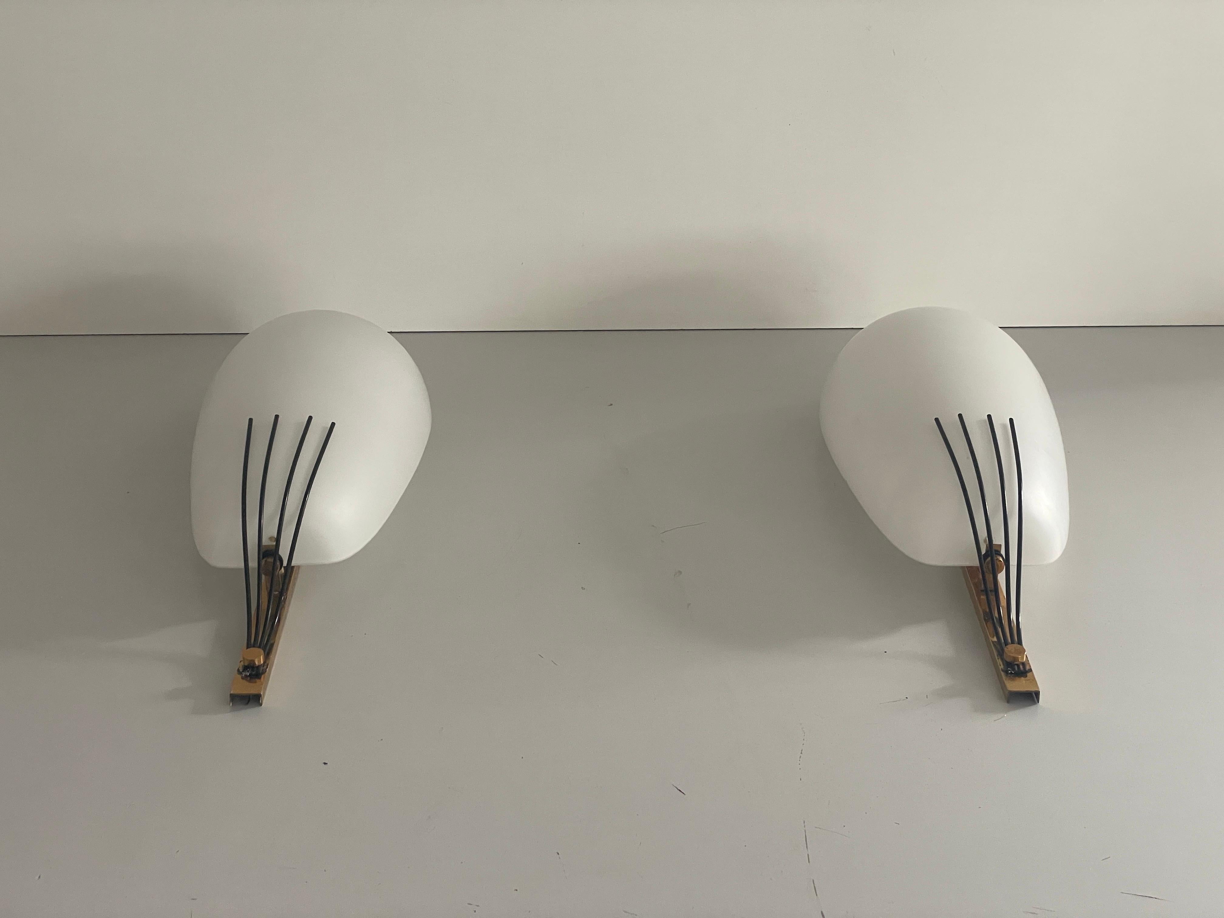 Pareja de candelabros de latón y cristal atribuidos a Stilnovo, 1960, Italia Italiano en venta