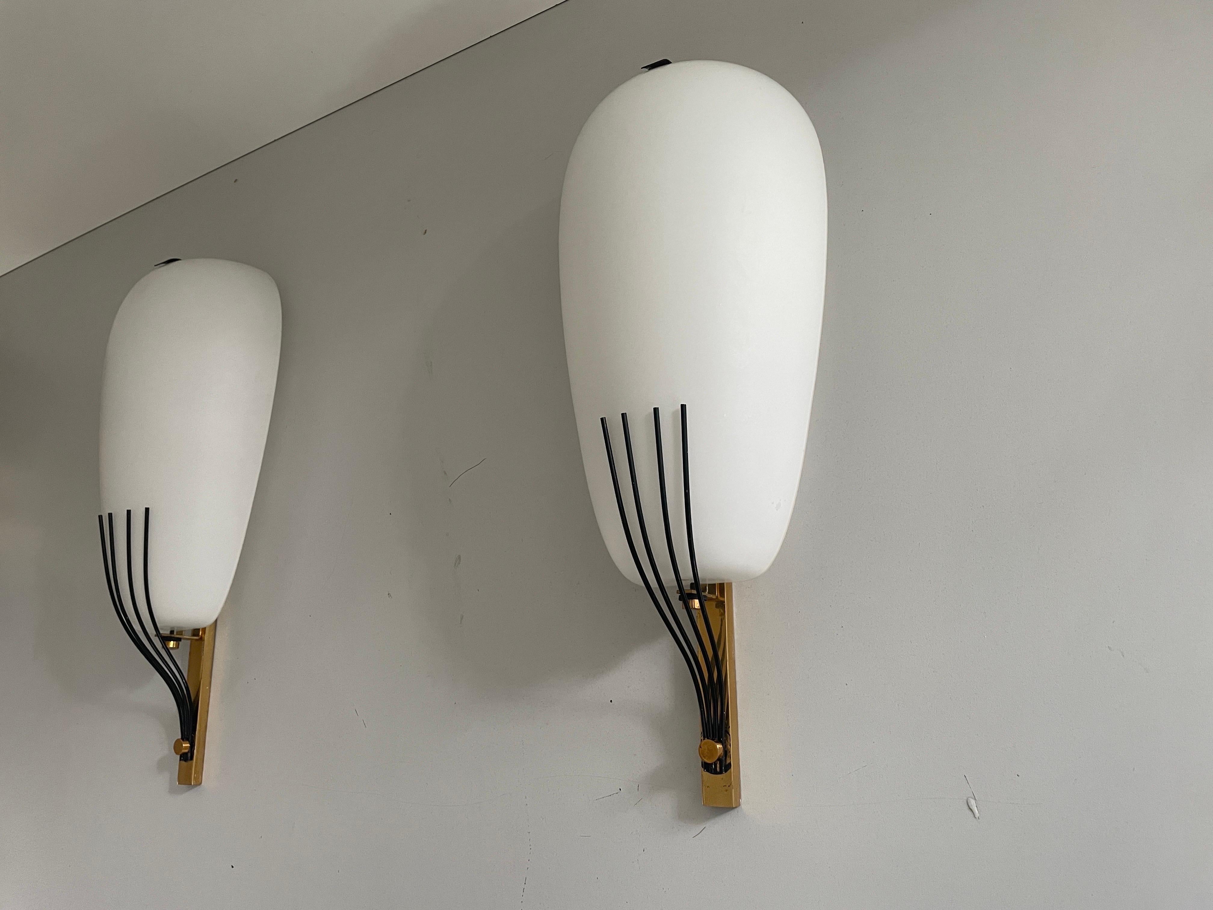 Pareja de candelabros de latón y cristal atribuidos a Stilnovo, 1960, Italia Latón en venta