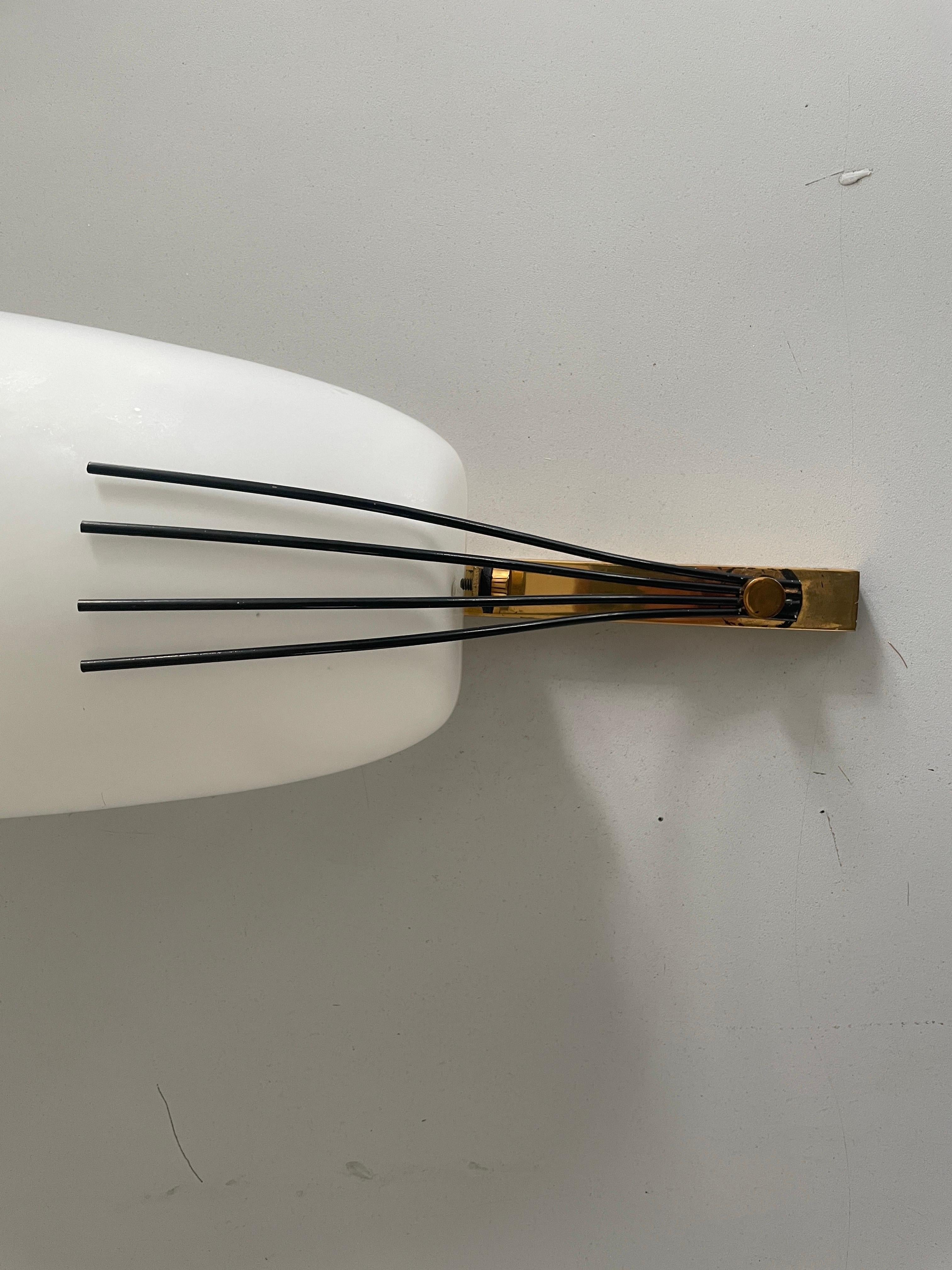 Pareja de candelabros de latón y cristal atribuidos a Stilnovo, 1960, Italia en venta 2