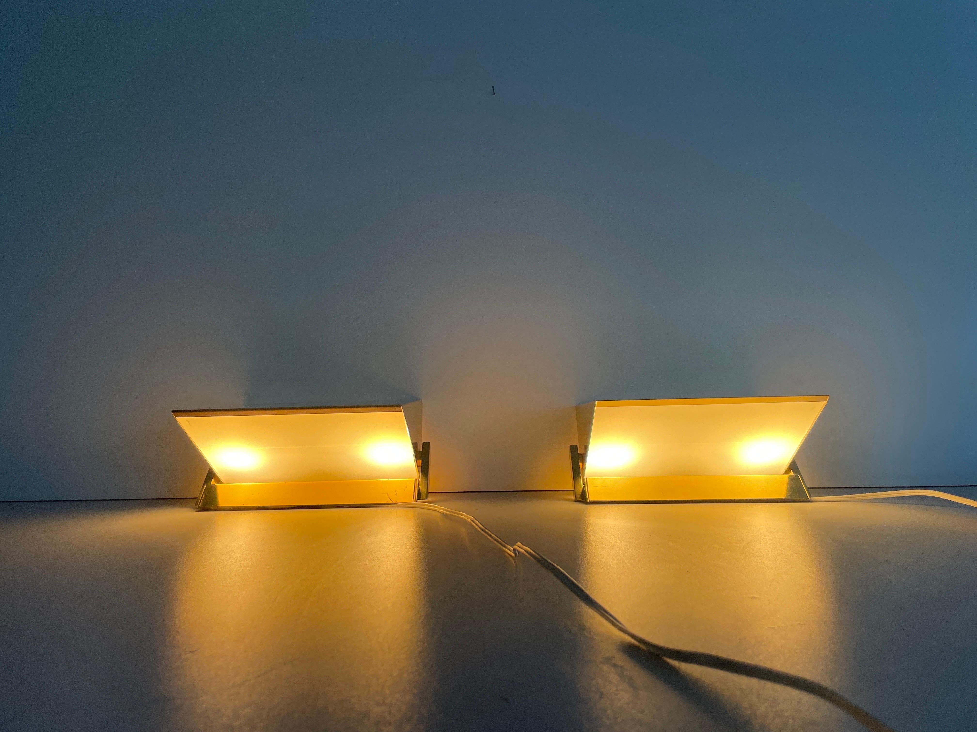 Pareja de candelabros de latón y cristal de Vereinigte Werkstätten, años 60, Alemania en venta 6