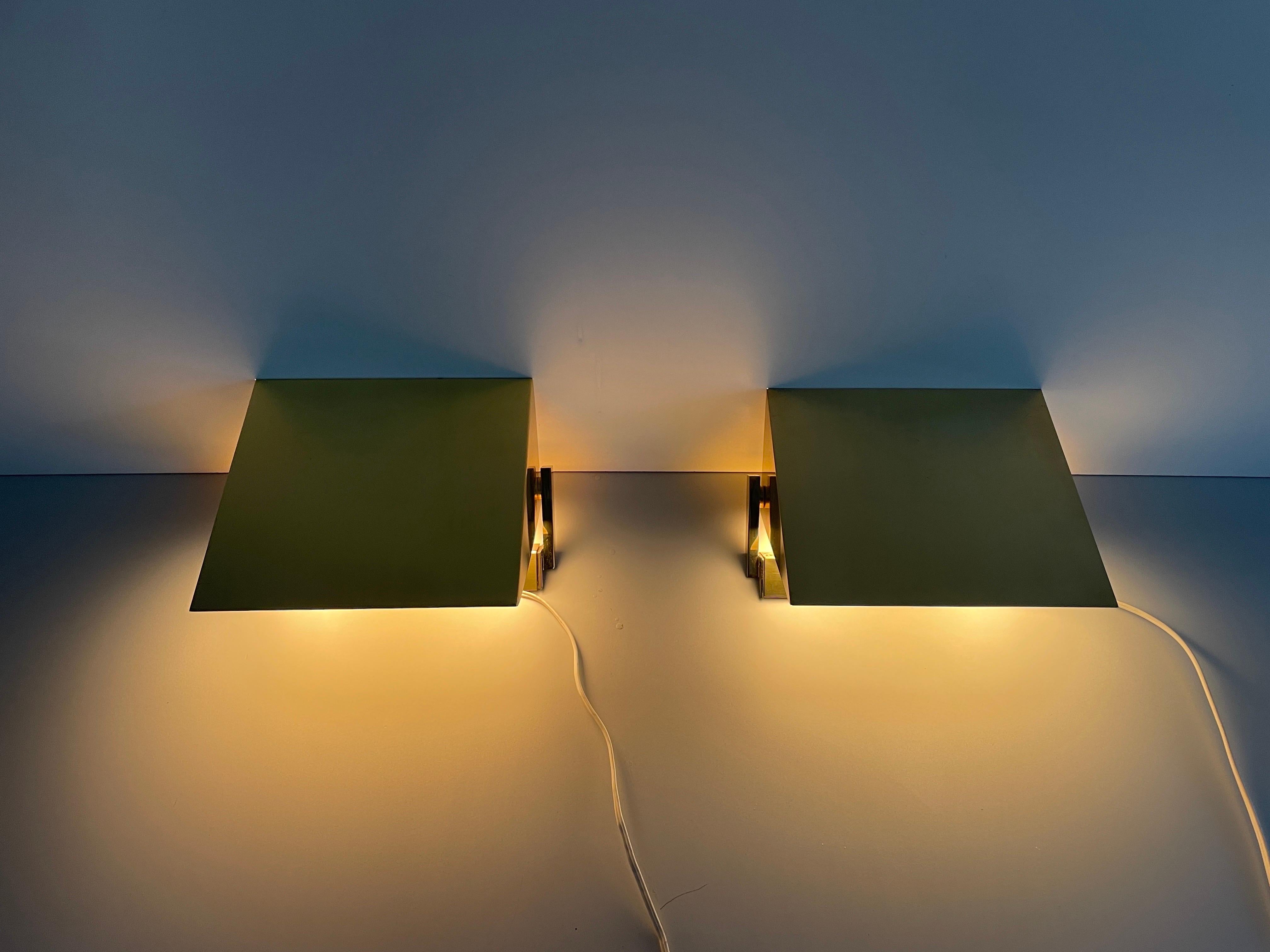 Pareja de candelabros de latón y cristal de Vereinigte Werkstätten, años 60, Alemania en venta 8