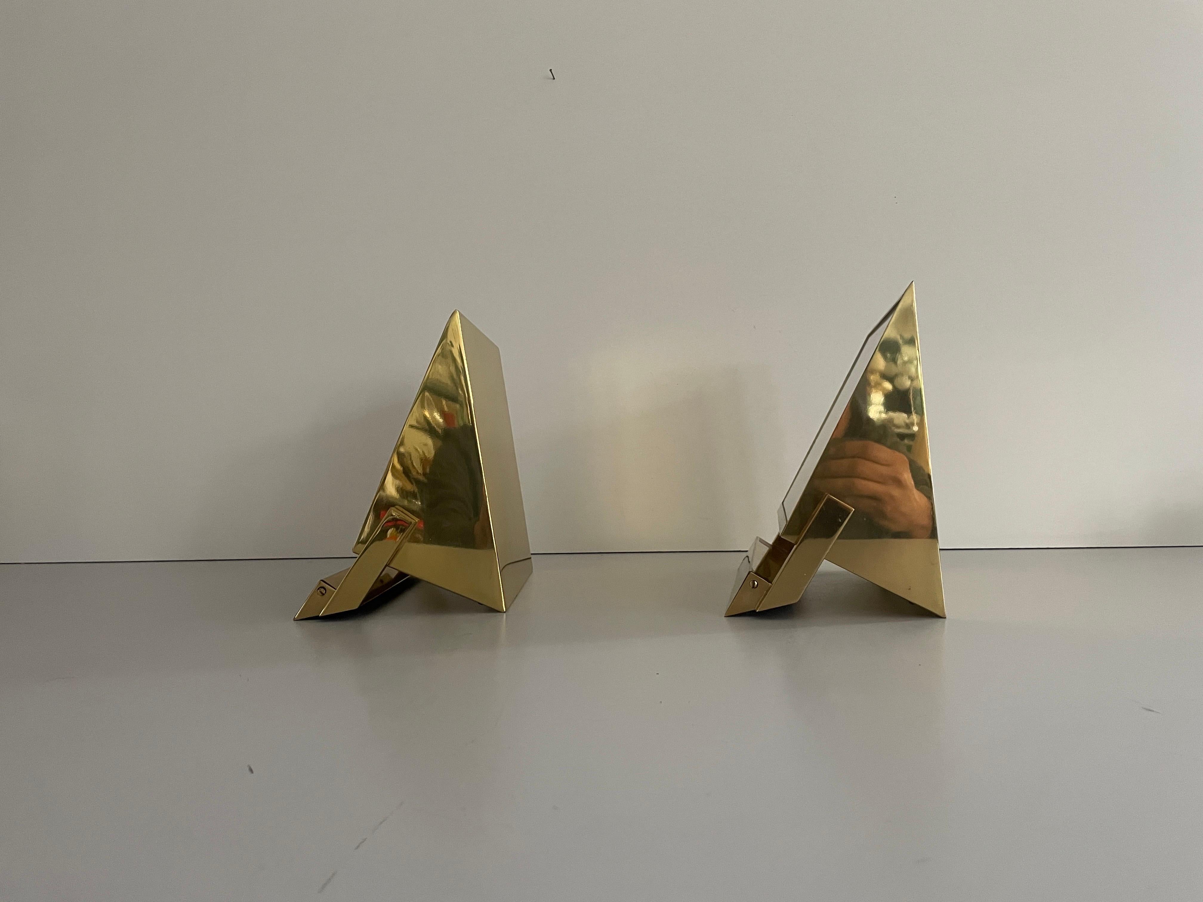 Raro par de candelabros de latón y cristal modernos de mediados de siglo, Vereinigte Werkstätten München, 1960, Alemania
Apliques muy elegantes y minimalistas
La lámpara está en muy buen estado.

Estas lámparas funcionan con 2 bombillas estándar