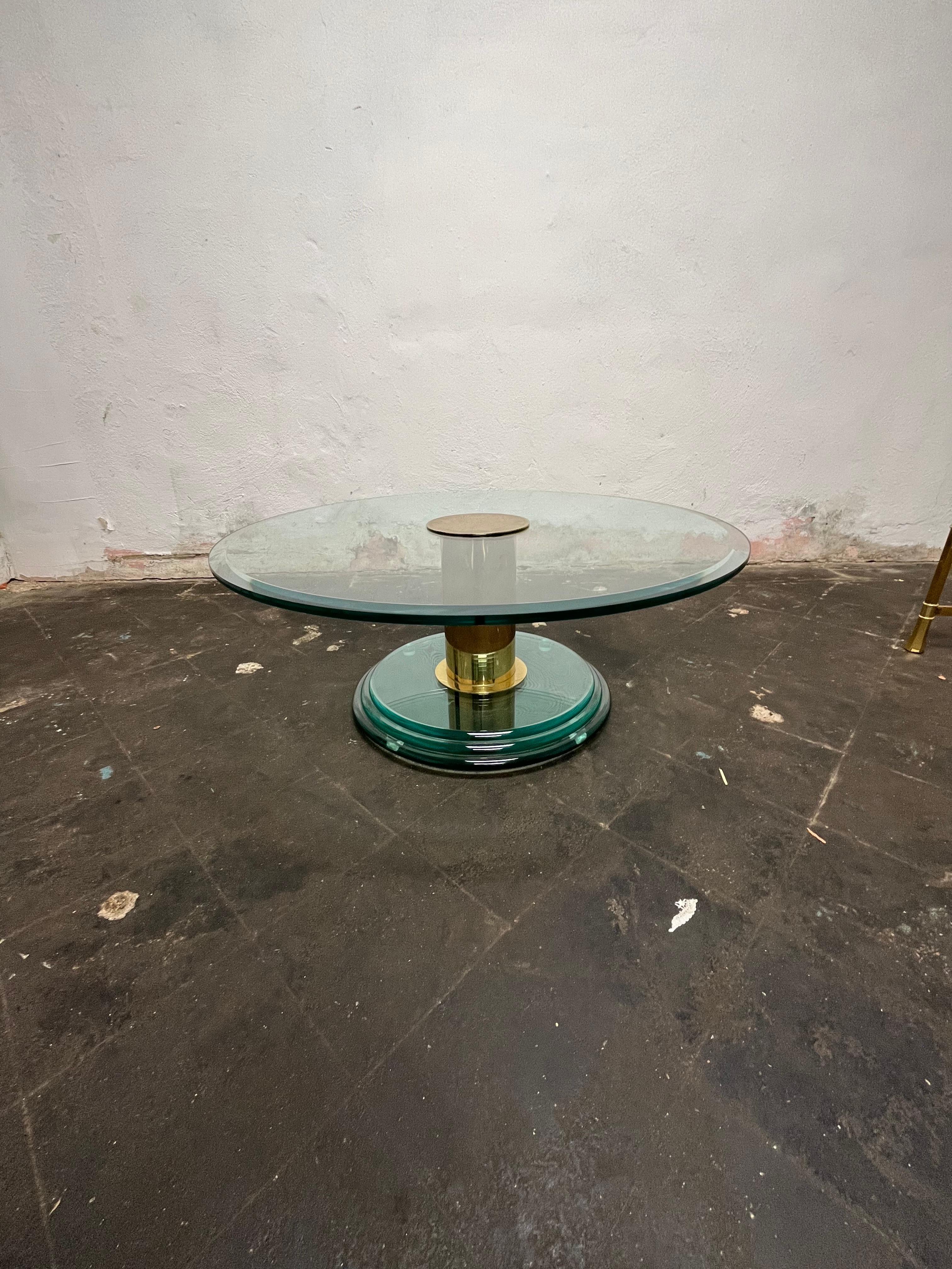 Superbe guéridon avec plateau en verre biseauté, base de colonne et capuchon de plateau en laiton. Il repose sur une base à trois niveaux avec de lourds pieds en acrylique. Verre vert
En bordure de route vers NYC/Philly $450