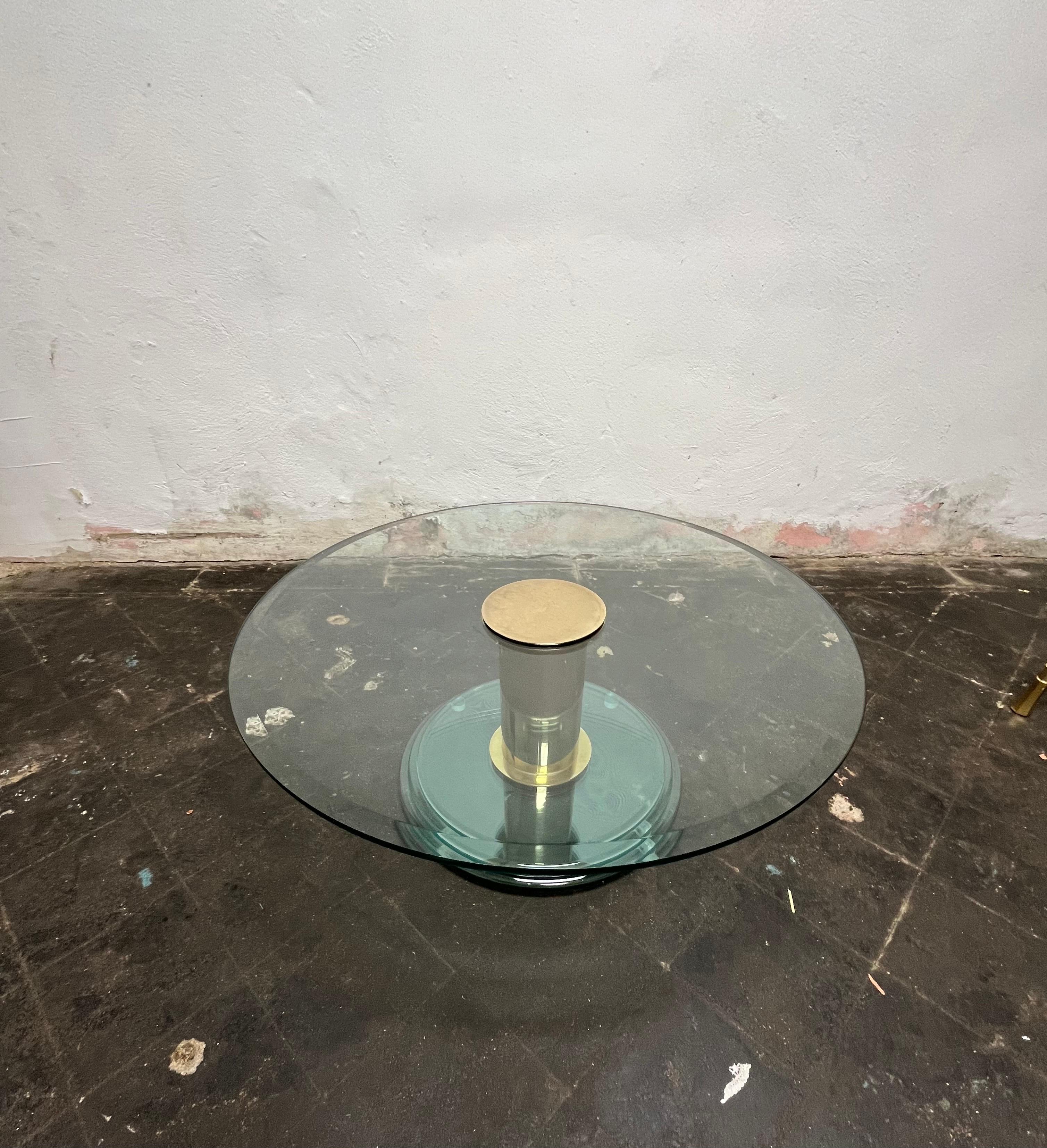 Moderne Table basse à piédestal en laiton et verre en vente