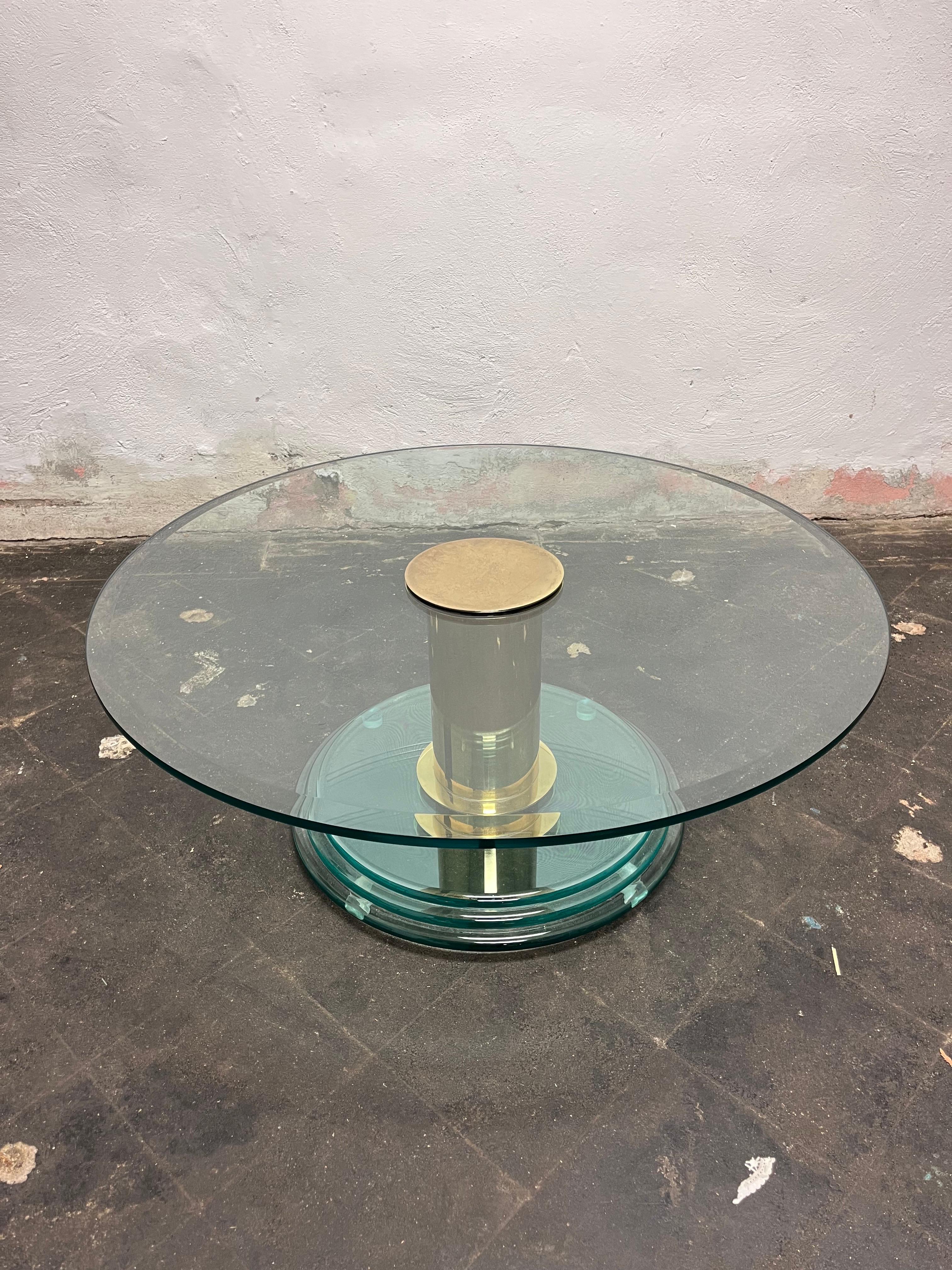Inconnu Table basse à piédestal en laiton et verre en vente