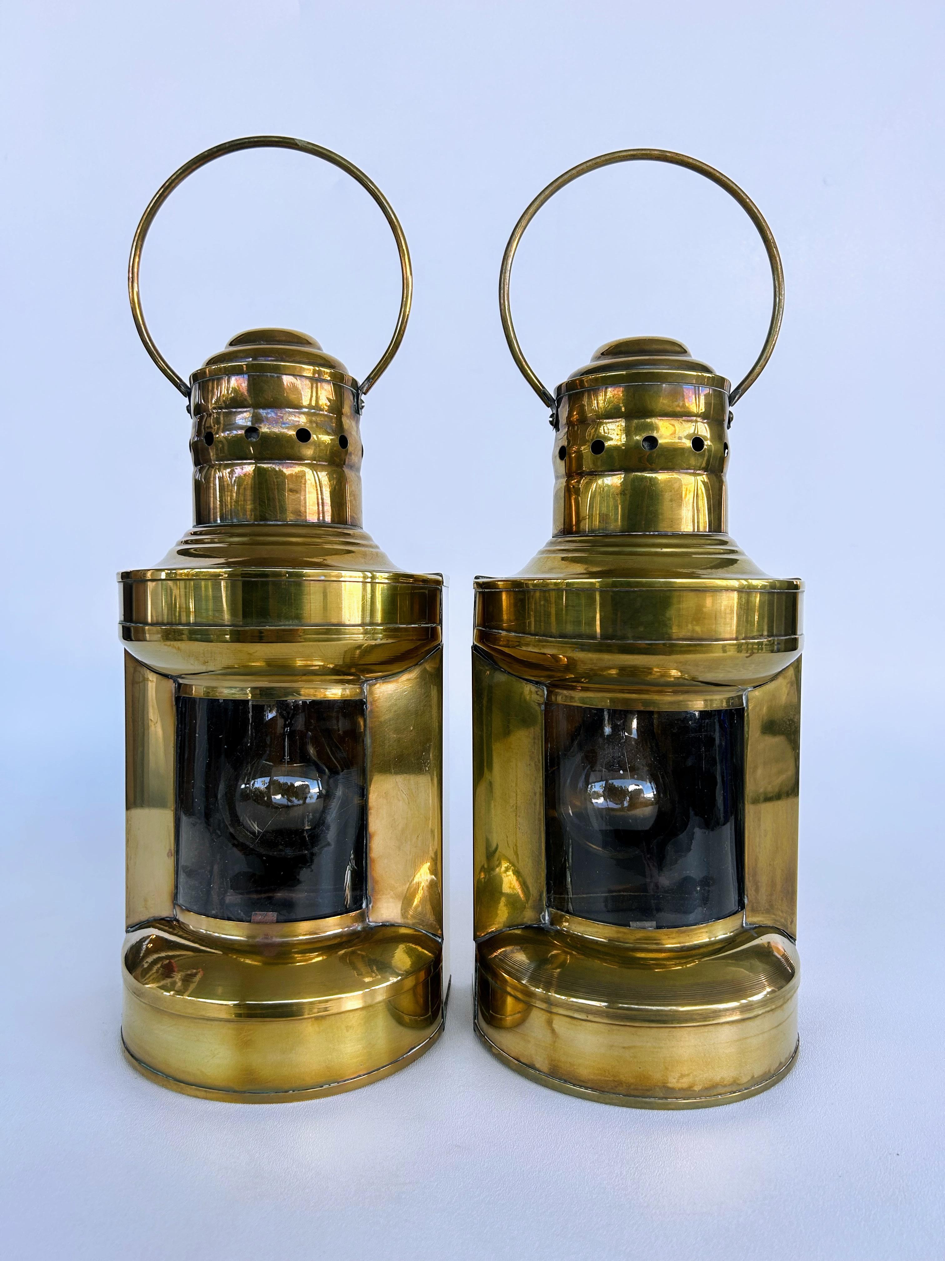 Nautische Laternen aus Messing und Glas, Backbord und Steuerbord, als Wandleuchter montiert, ein Paar

Zum Verkauf angeboten wird ein Paar von Messing und Glas Backbord und Steuerbord nautischen Laternen als Wandleuchter montiert. Sie können auch