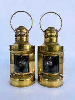 Faroles náuticos de babor y estribor de latón y cristal montados como apliques, un par