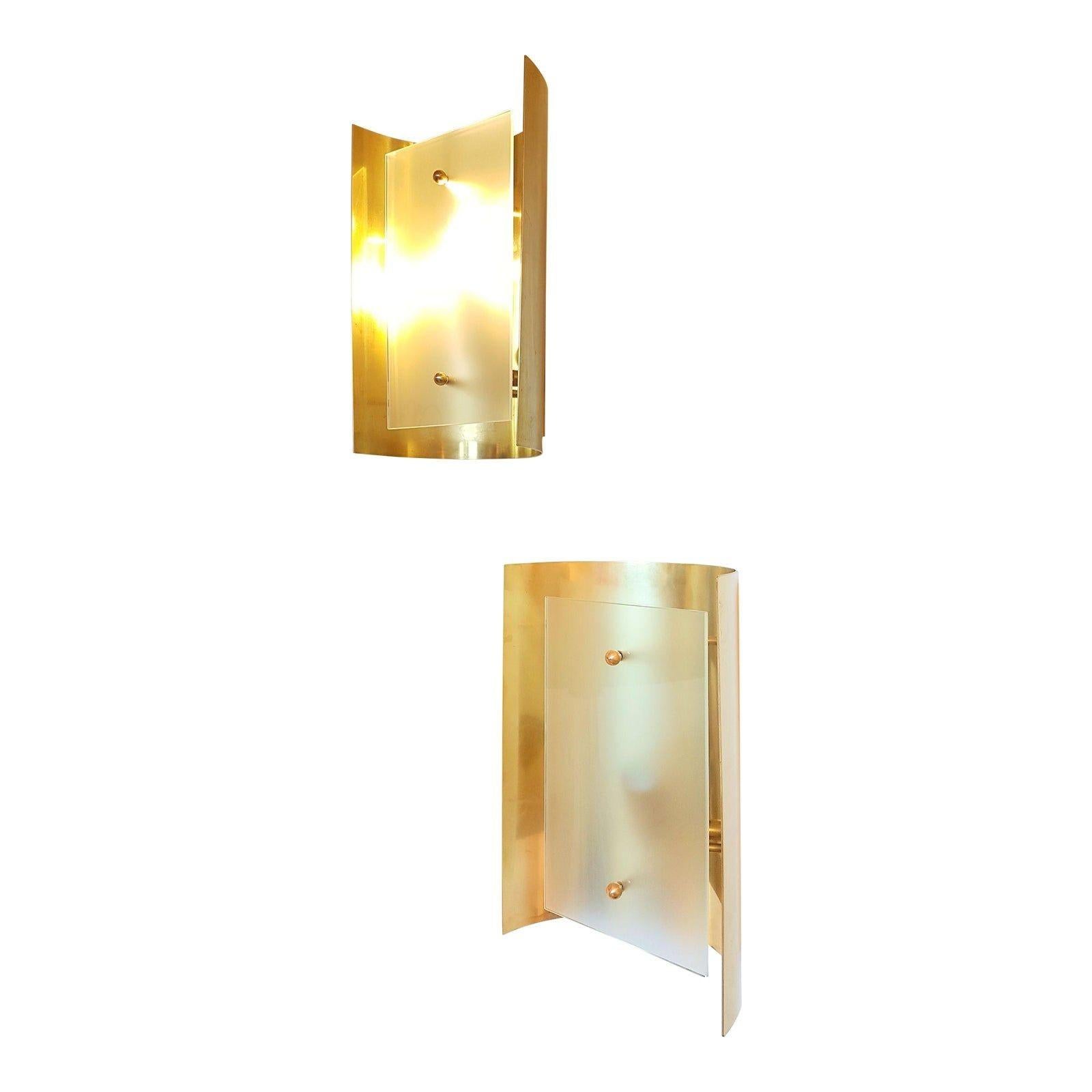 Paire d'appliques murales ou d'encastrés en laiton poli et verre dépoli, Italie, années 1970.
Attribué à Sciolari.
1 lumière chacun. Câblage professionnel pour les États-Unis.
Paire d'appliques de style moderne du milieu du siècle dernier.
Fabriqué