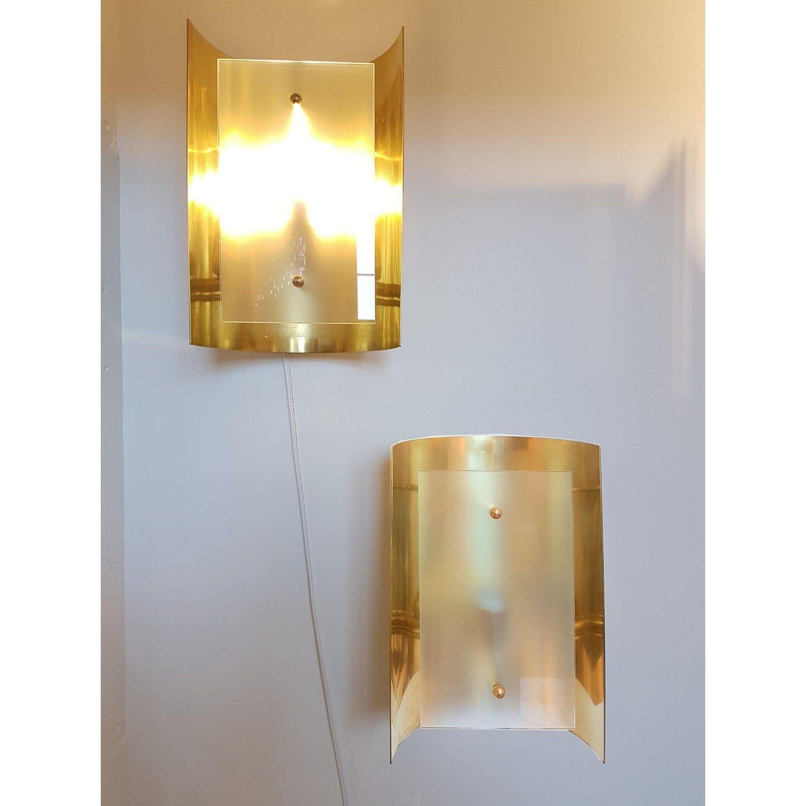 Mid-Century Modern Paire d'appliques en laiton et verre en vente