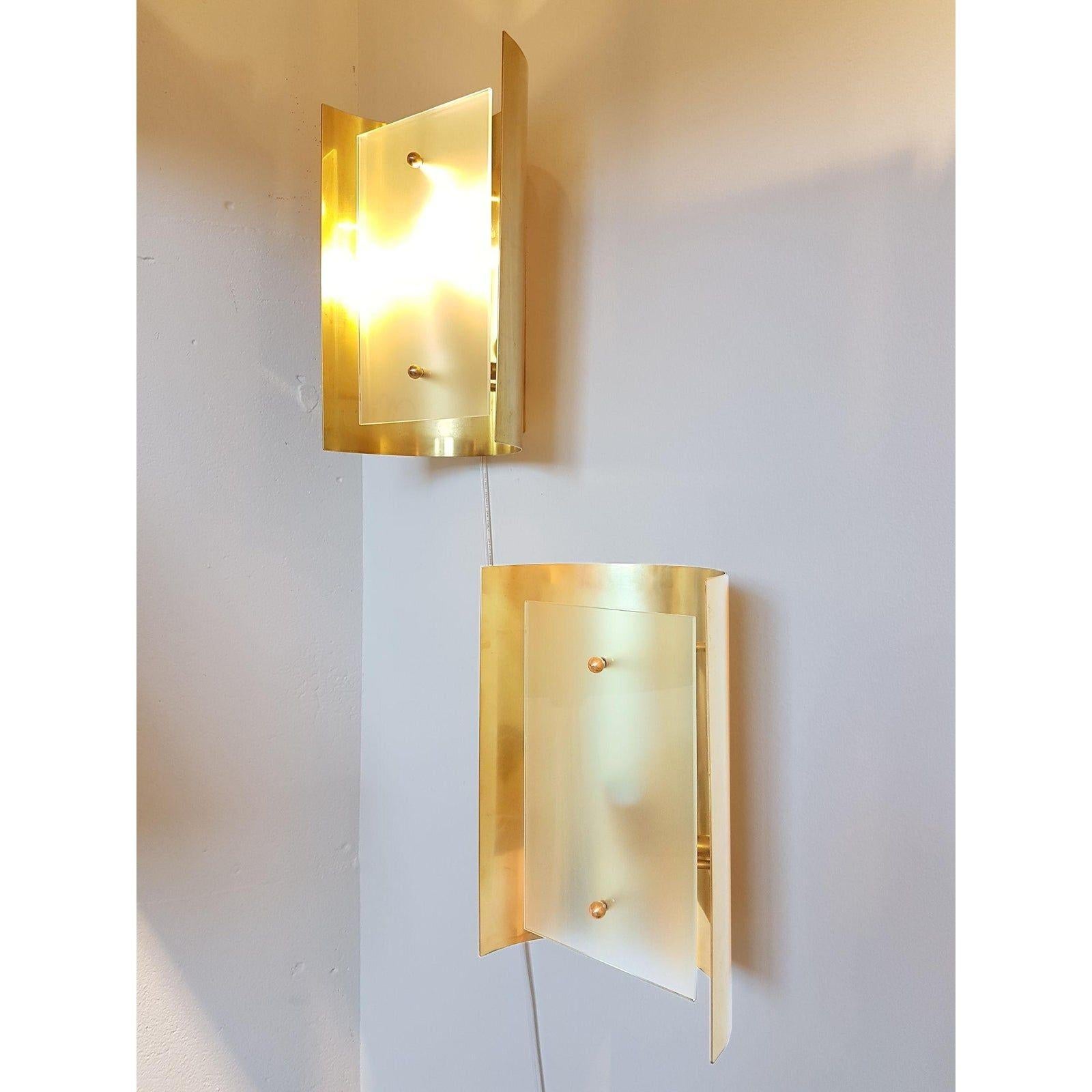 italien Paire d'appliques en laiton et verre en vente