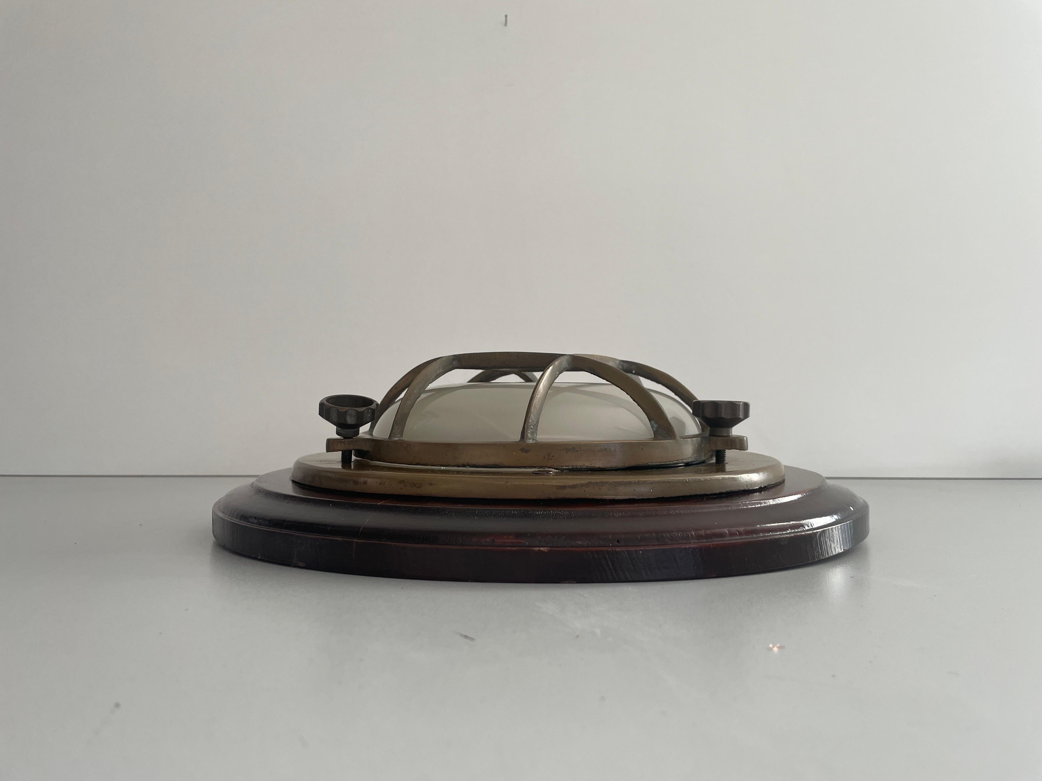 Lampada da parete o soffitto a forma di nave in ottone e vetro con base in Wood, anni '60, Italia in vendita 4
