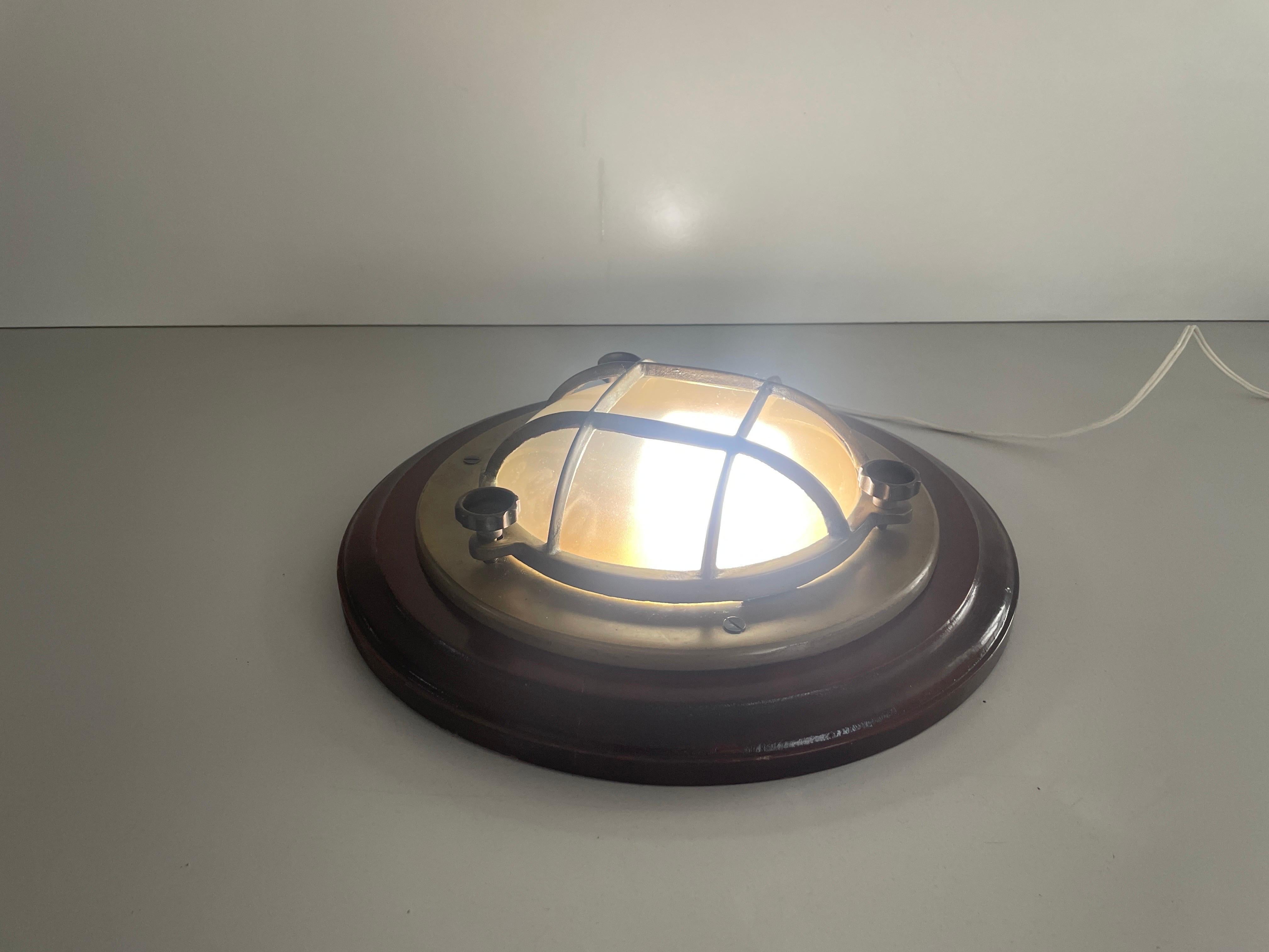 Lampada da parete o soffitto a forma di nave in ottone e vetro con base in Wood, anni '60, Italia in vendita 5