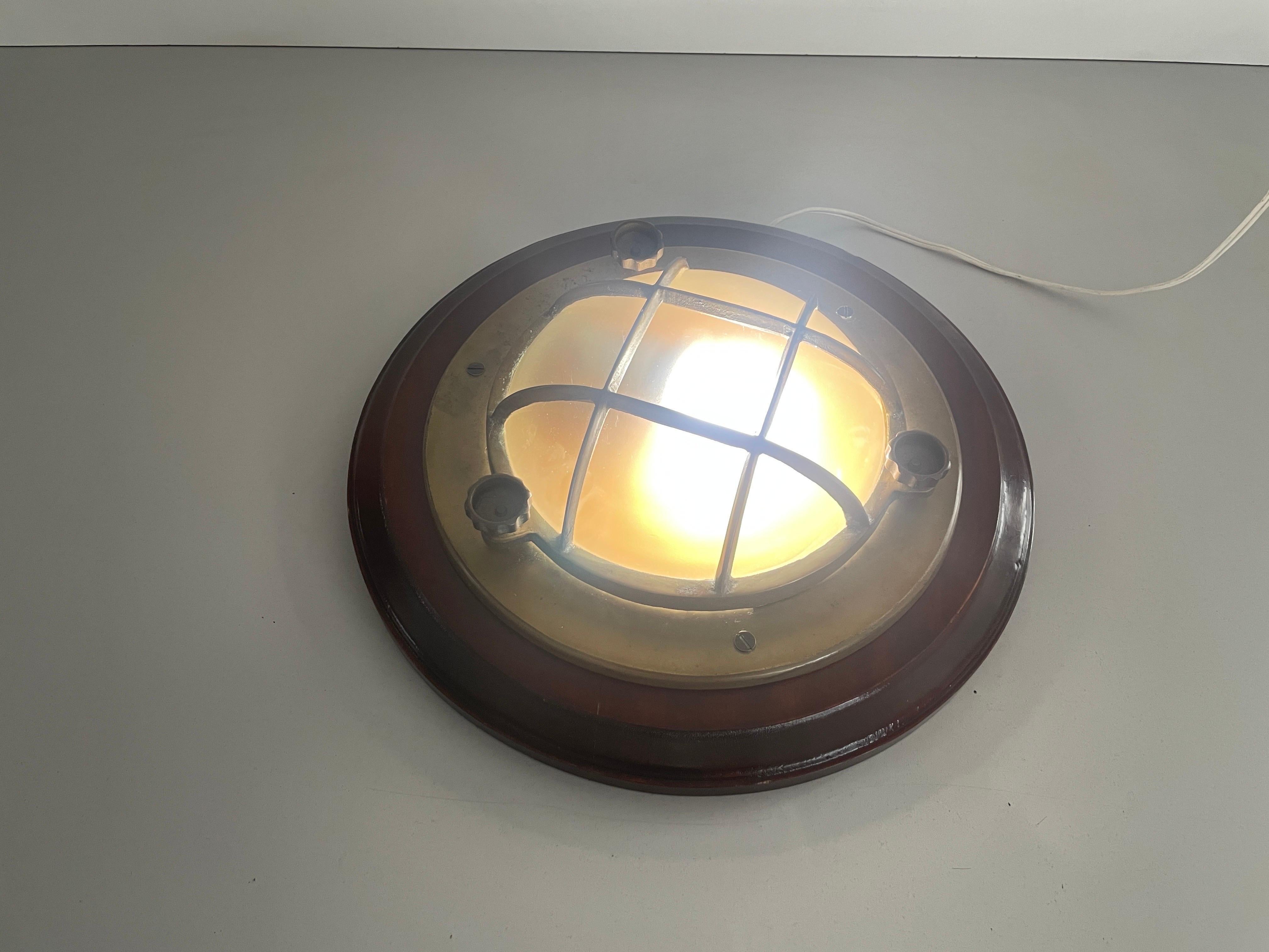 Lampada da parete o soffitto a forma di nave in ottone e vetro con base in Wood, anni '60, Italia in vendita 6