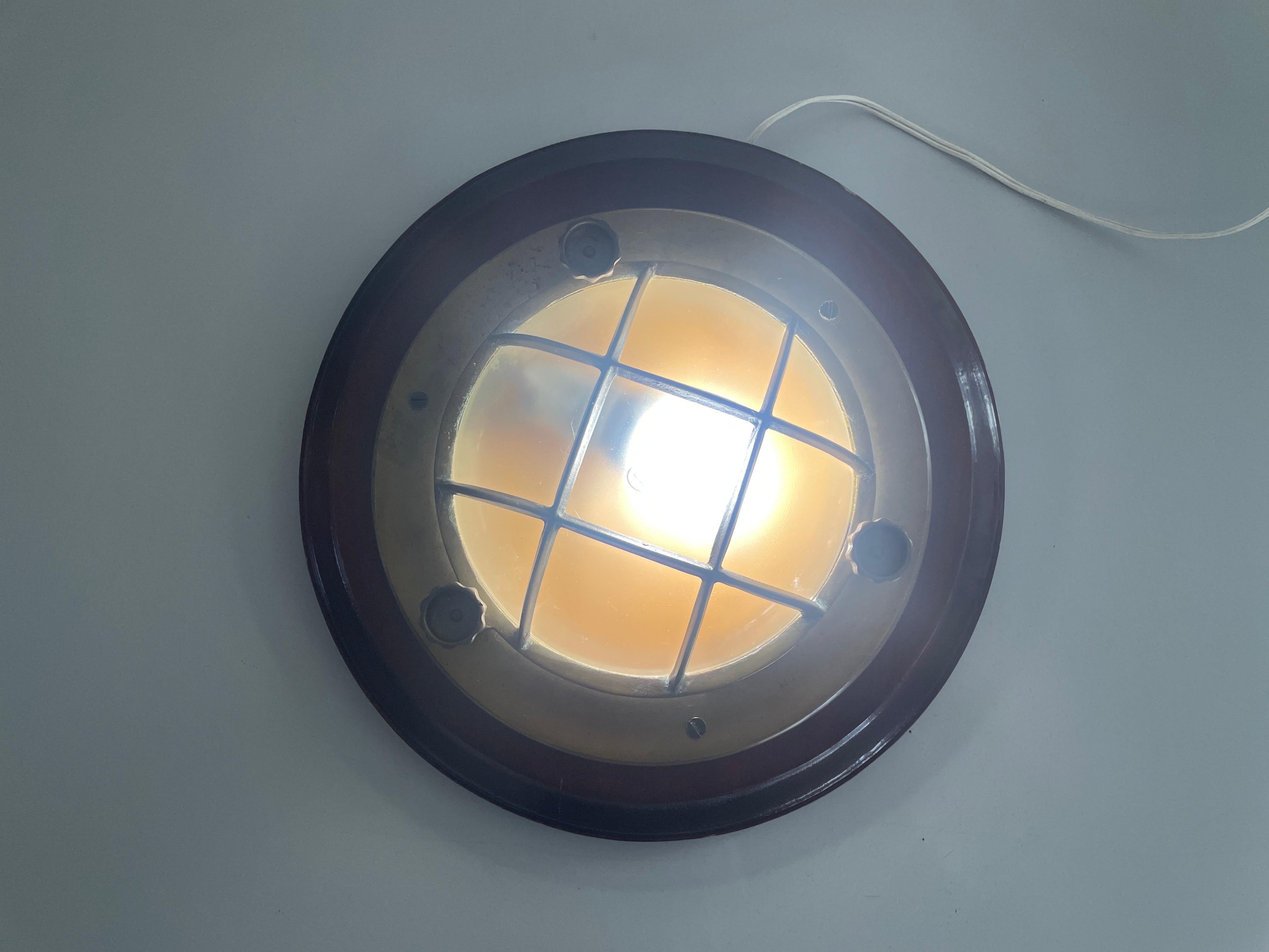 Lampada da parete o soffitto a forma di nave in ottone e vetro con base in Wood, anni '60, Italia in vendita 8
