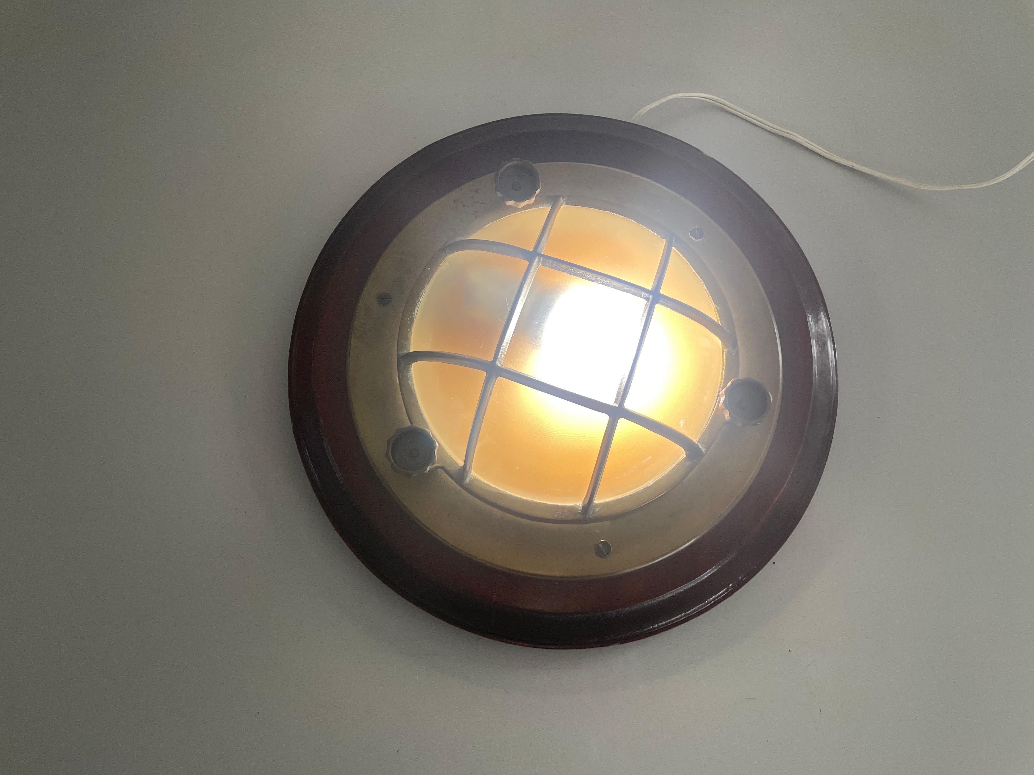 Lampada da parete o soffitto a forma di nave in ottone e vetro con base in Wood, anni '60, Italia in vendita 9
