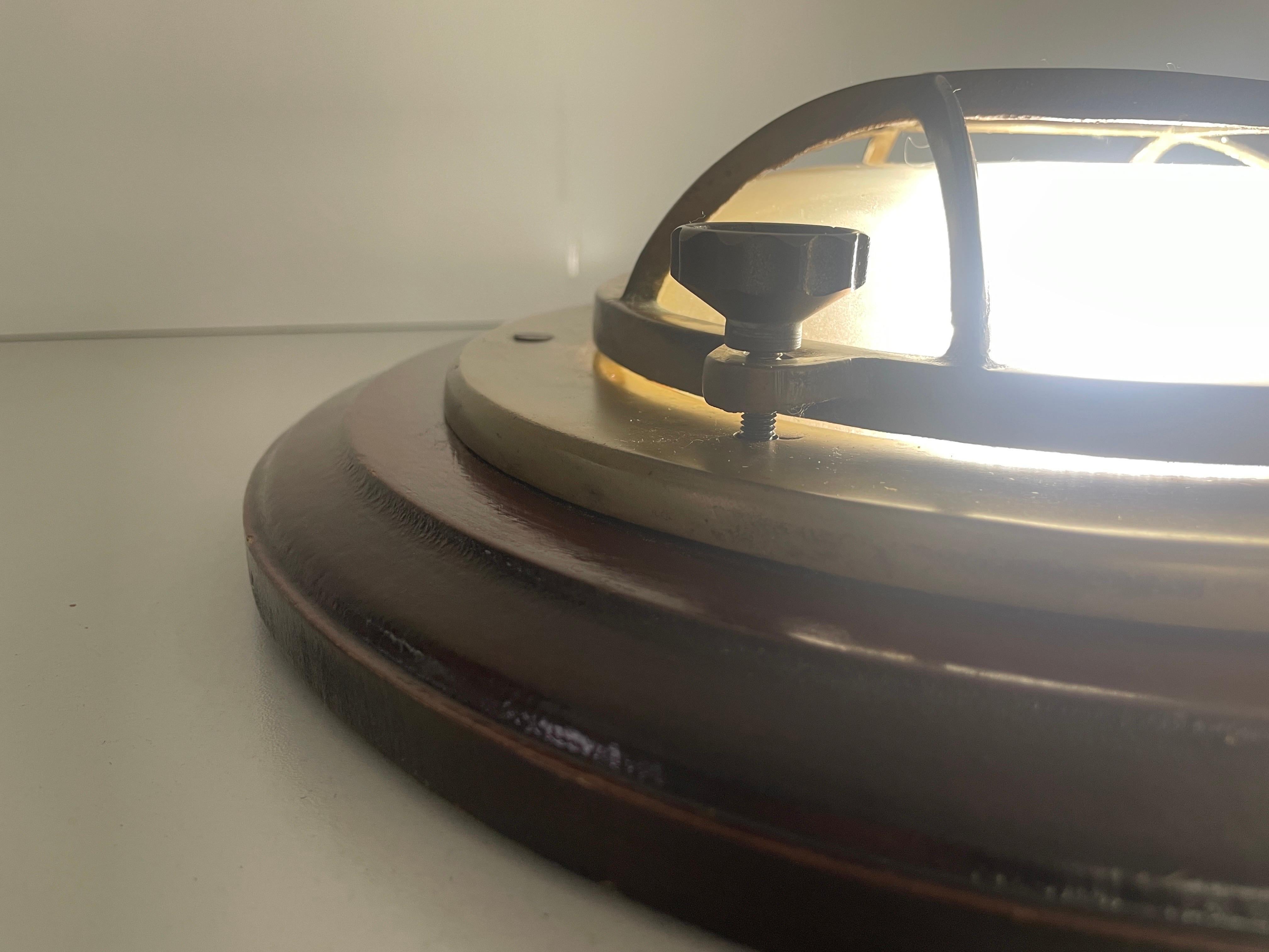 Lampada da parete o soffitto a forma di nave in ottone e vetro con base in Wood, anni '60, Italia in vendita 10