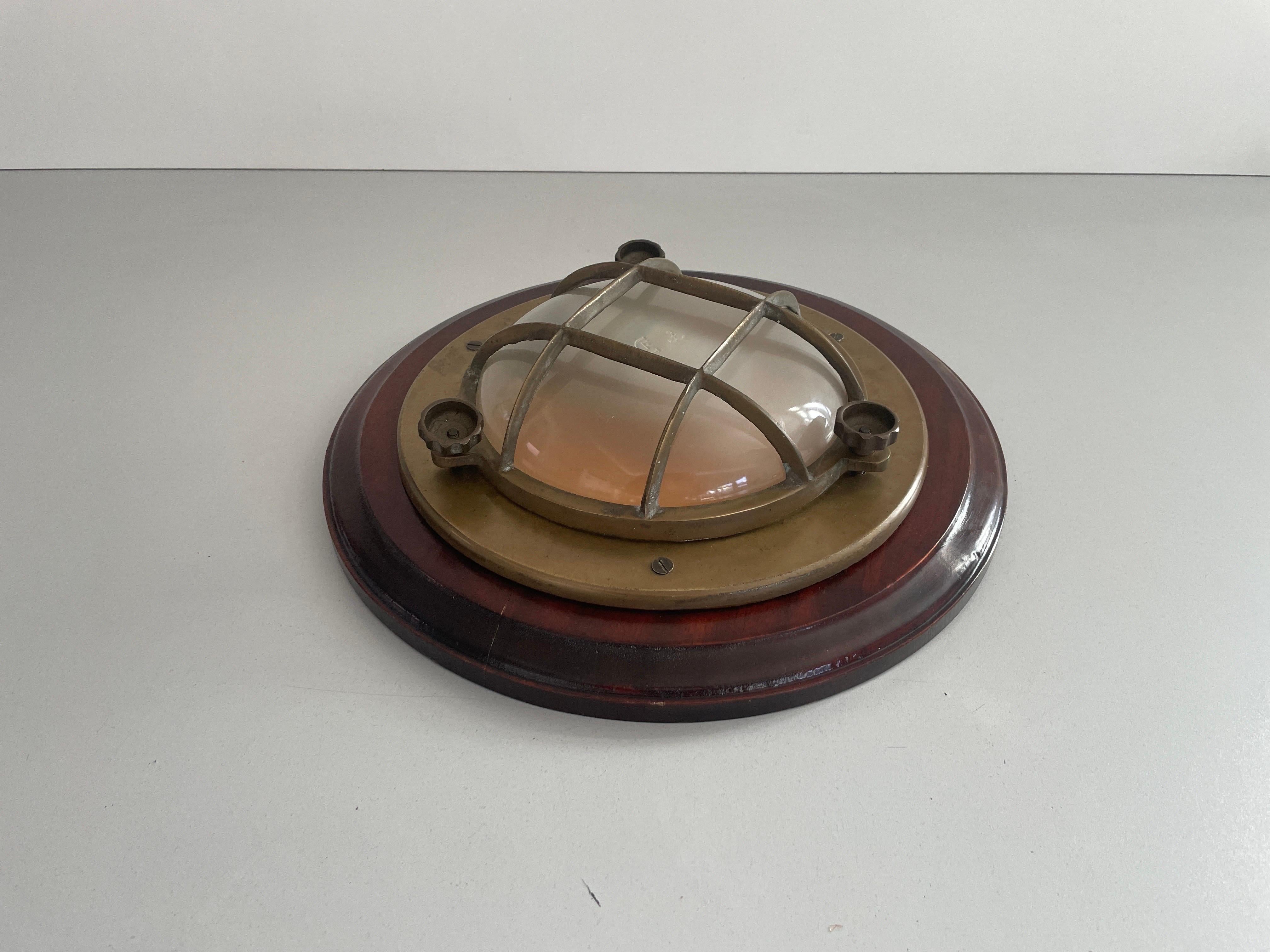Lampada da parete o soffitto a forma di nave in ottone e vetro con base in Wood, anni '60, Italia

Il paralume è in ottime condizioni vintage.

Questa lampada funziona con lampadine E27. 
Cablato e adatto all'uso con 220V e 110V per tutti i