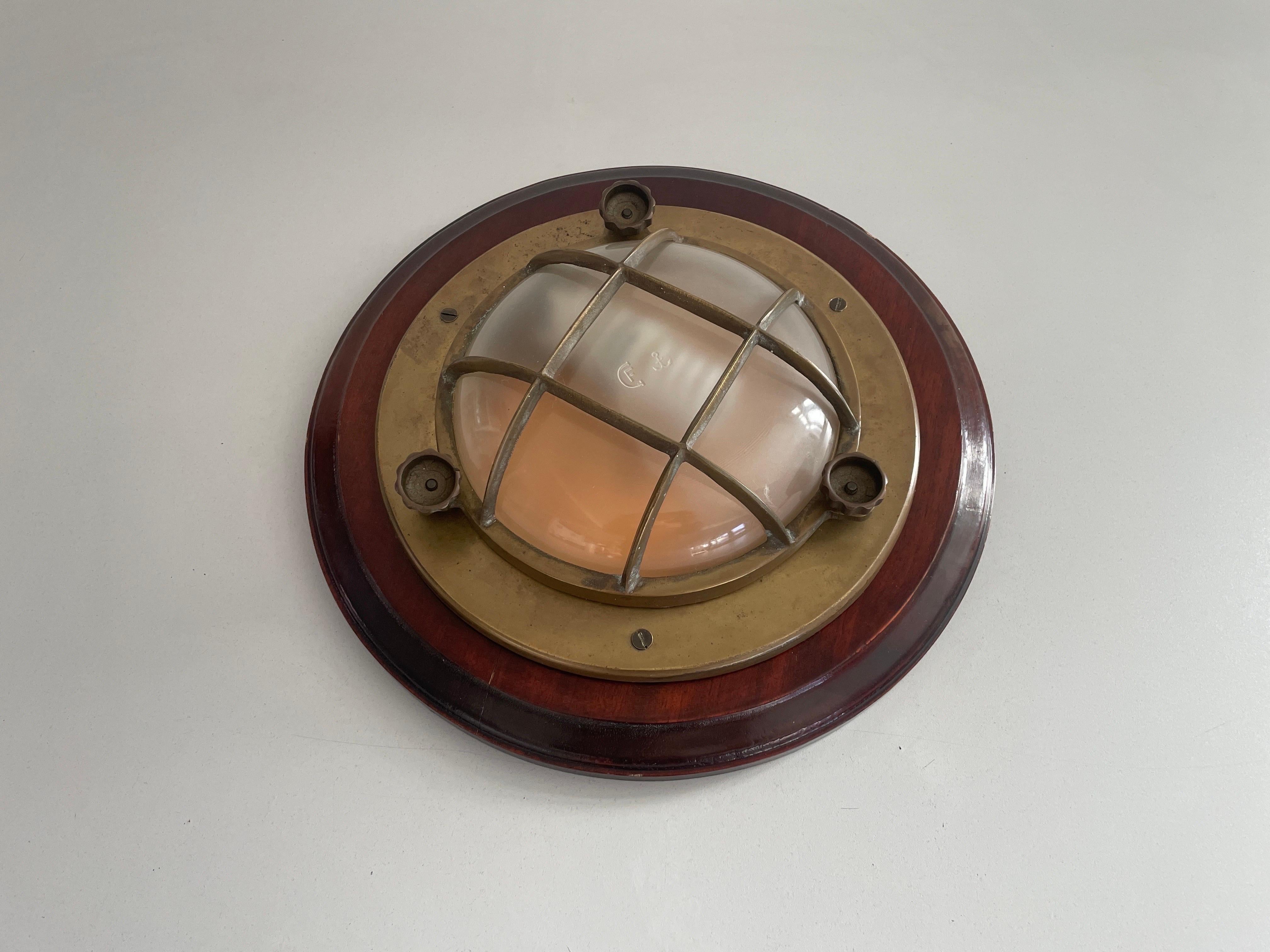 Mid-Century moderno Lampada da parete o soffitto a forma di nave in ottone e vetro con base in Wood, anni '60, Italia in vendita