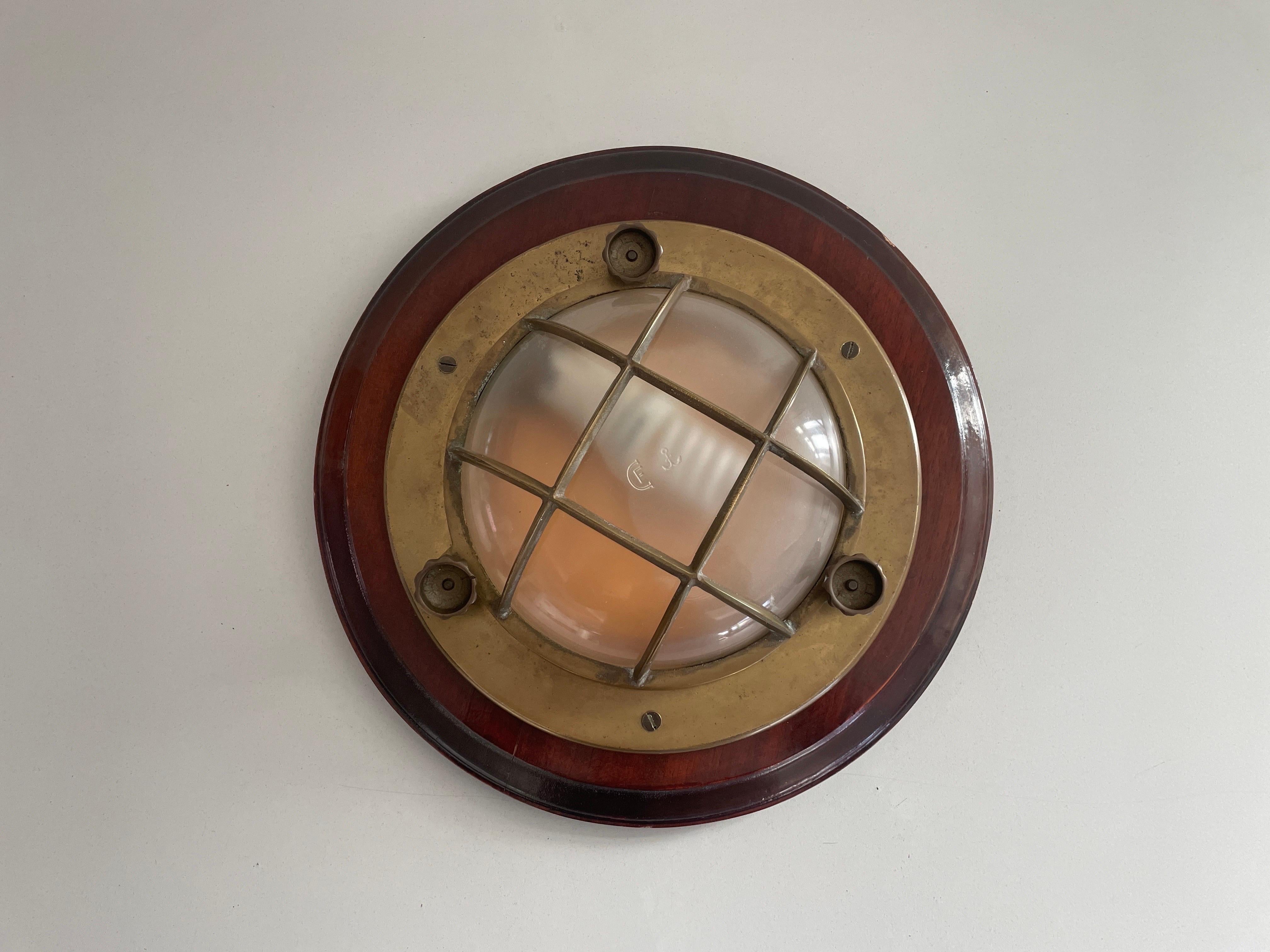 Italiano Lampada da parete o soffitto a forma di nave in ottone e vetro con base in Wood, anni '60, Italia in vendita