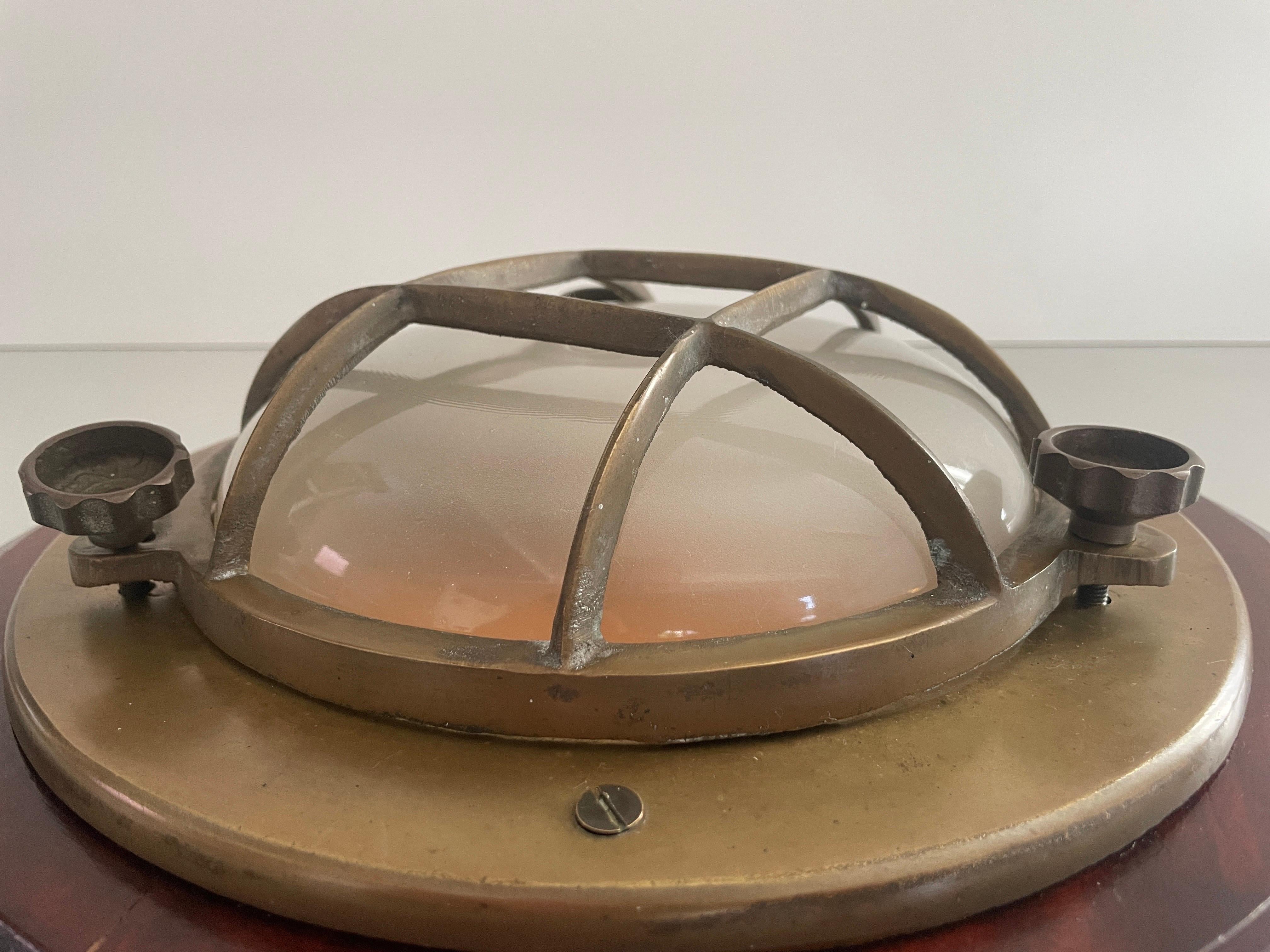 Lampada da parete o soffitto a forma di nave in ottone e vetro con base in Wood, anni '60, Italia in vendita 1