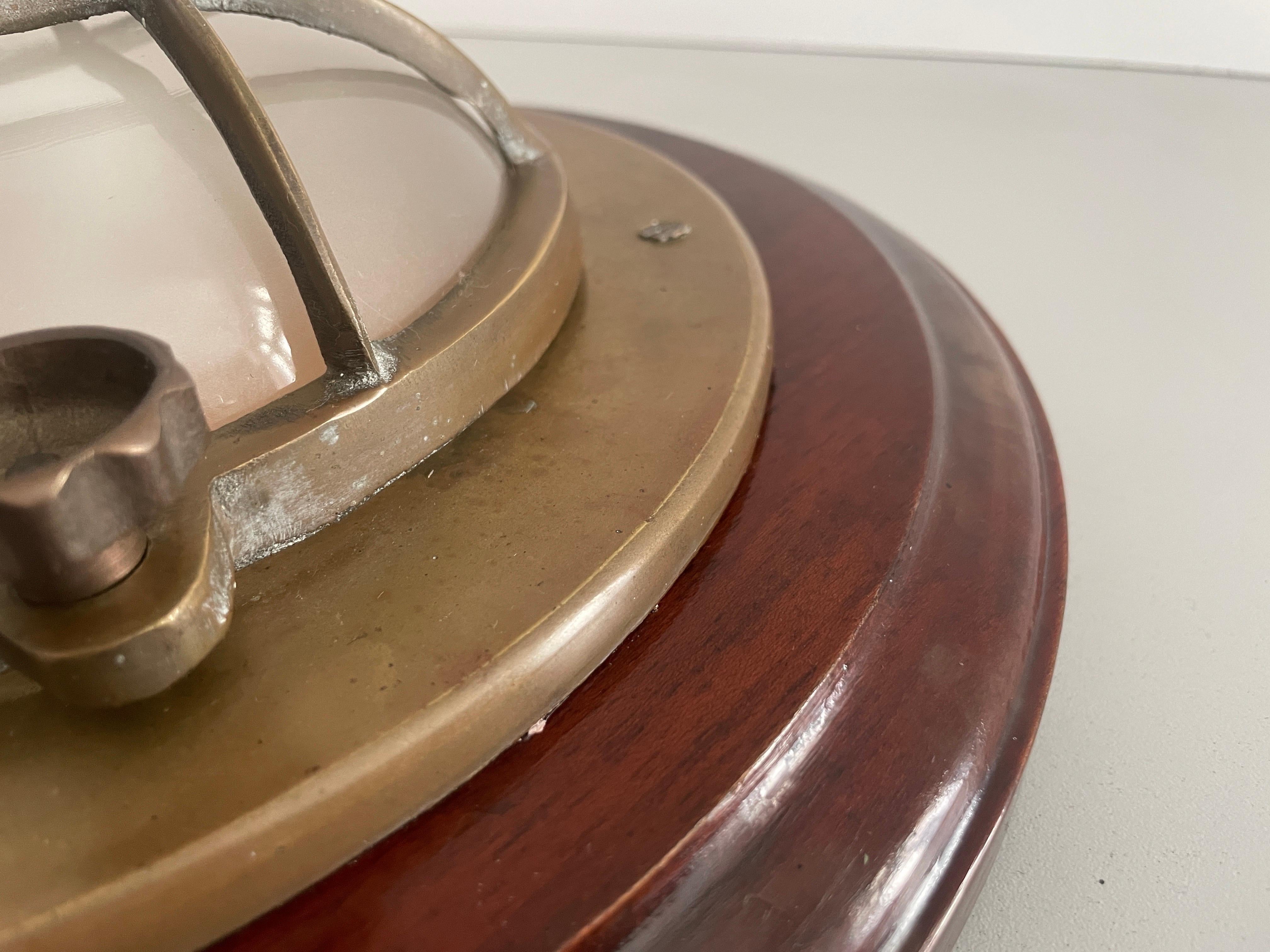 Lampada da parete o soffitto a forma di nave in ottone e vetro con base in Wood, anni '60, Italia in vendita 2