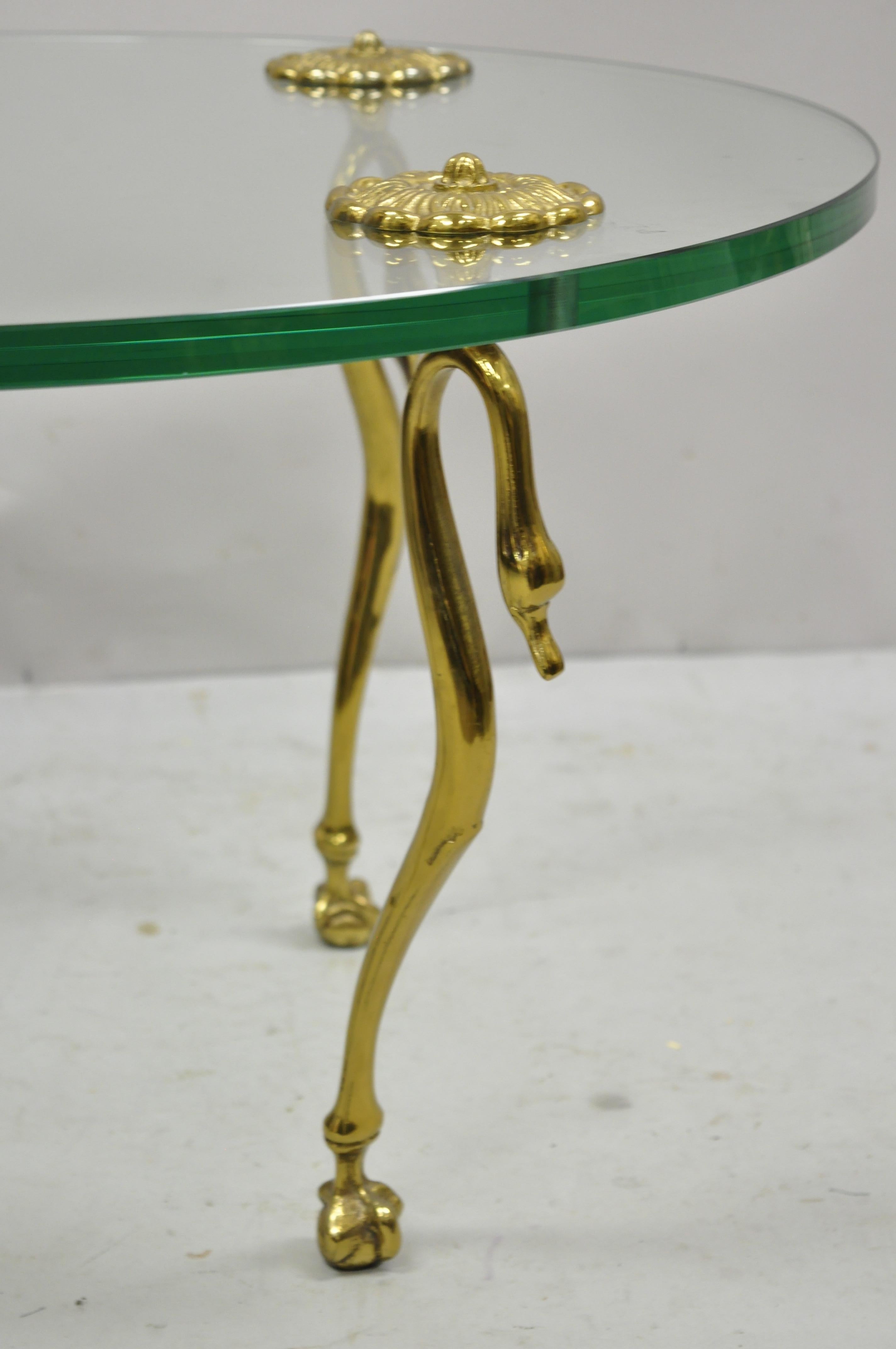 Messing und Glas Swan Bein Regency Maison Jansen Stil Kleine Runde Couchtisch im Zustand „Gut“ im Angebot in Philadelphia, PA