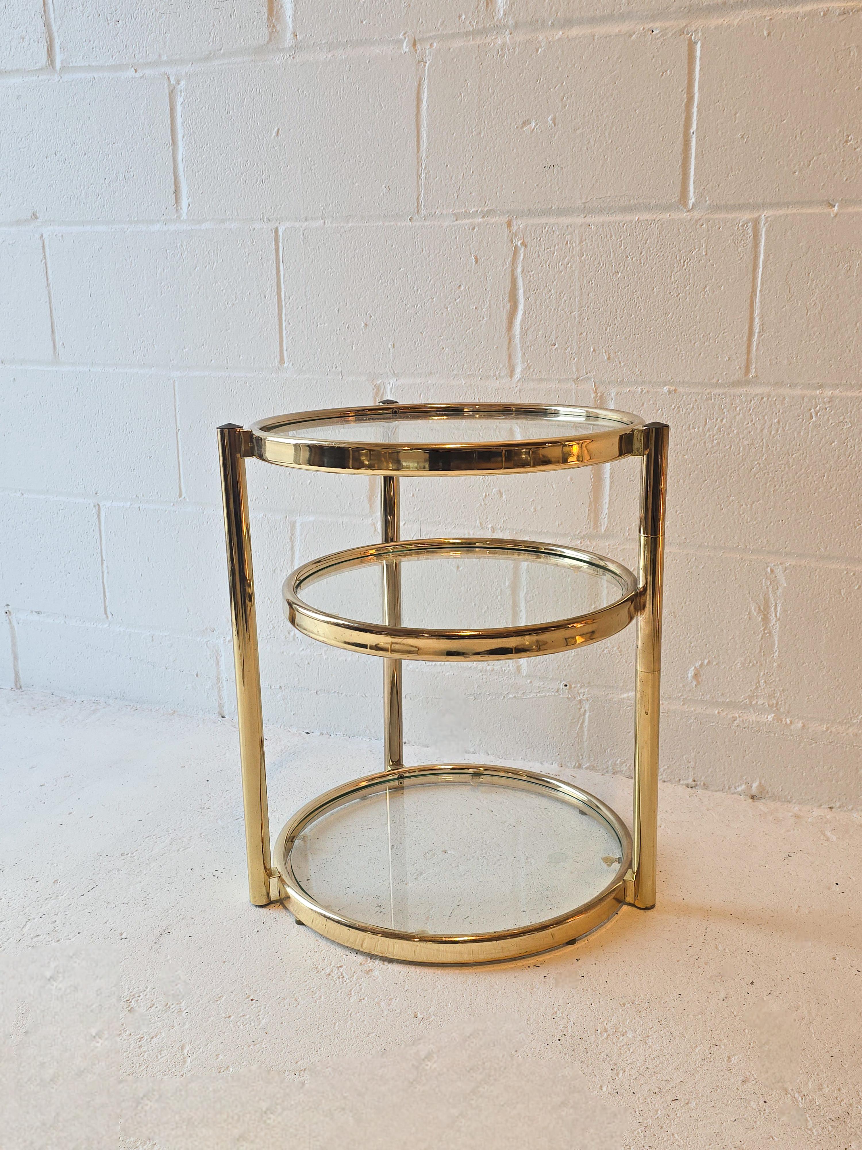 Mid-Century Modern Table d'appoint en laiton et verre 1970 dans le style de Milo Baughman en vente