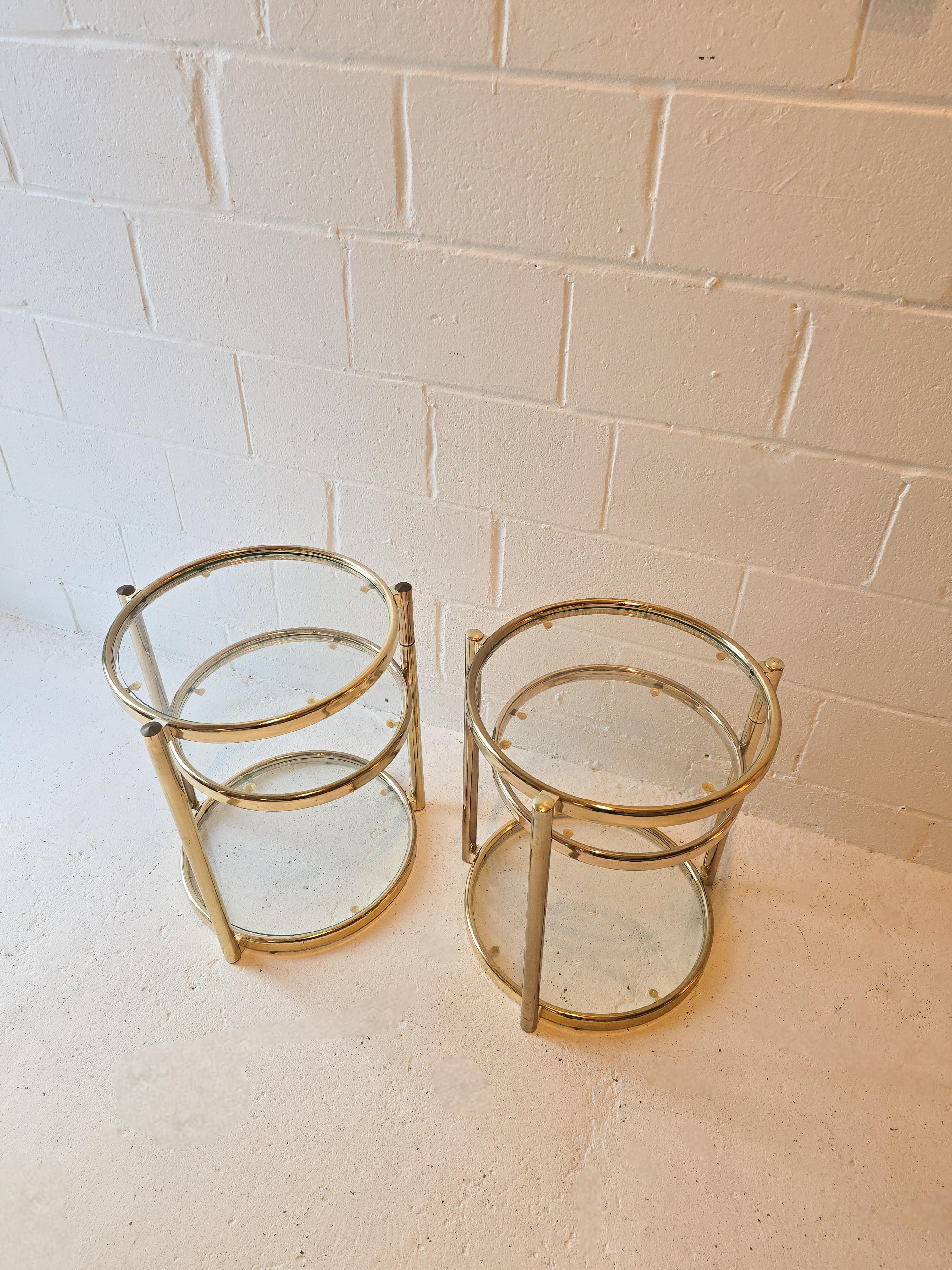 Table d'appoint en laiton et verre 1970 dans le style de Milo Baughman Bon état - En vente à Toronto, ON