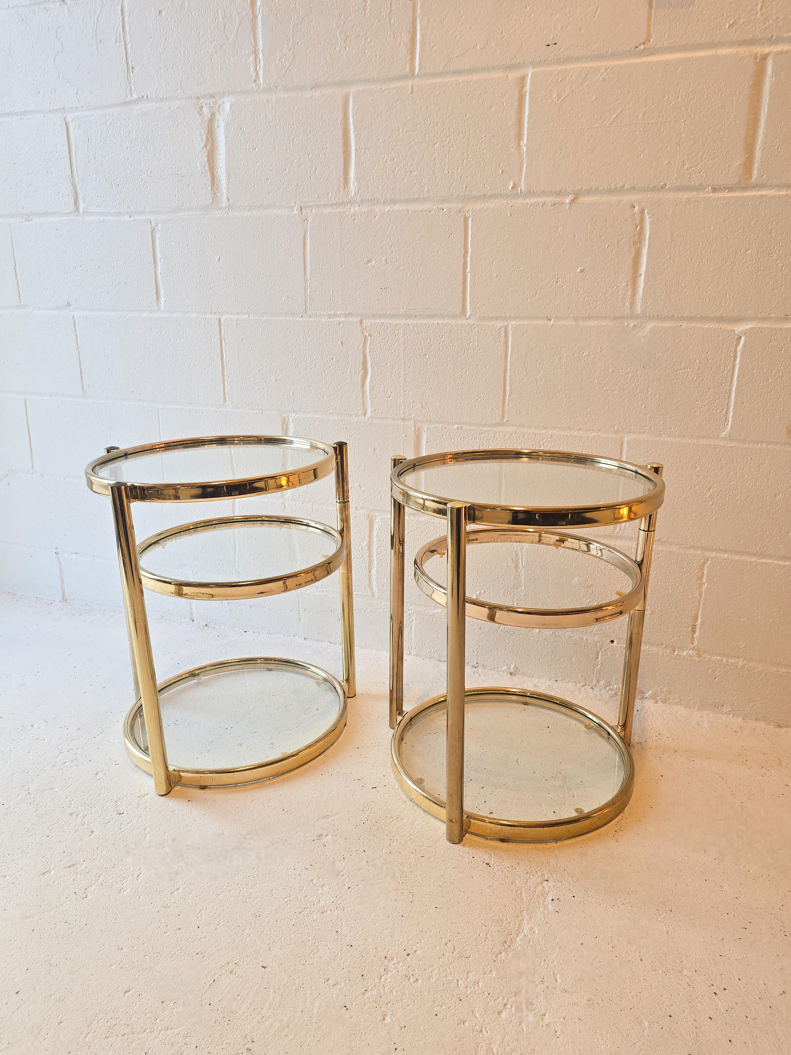 Fin du 20e siècle Table d'appoint en laiton et verre 1970 dans le style de Milo Baughman en vente