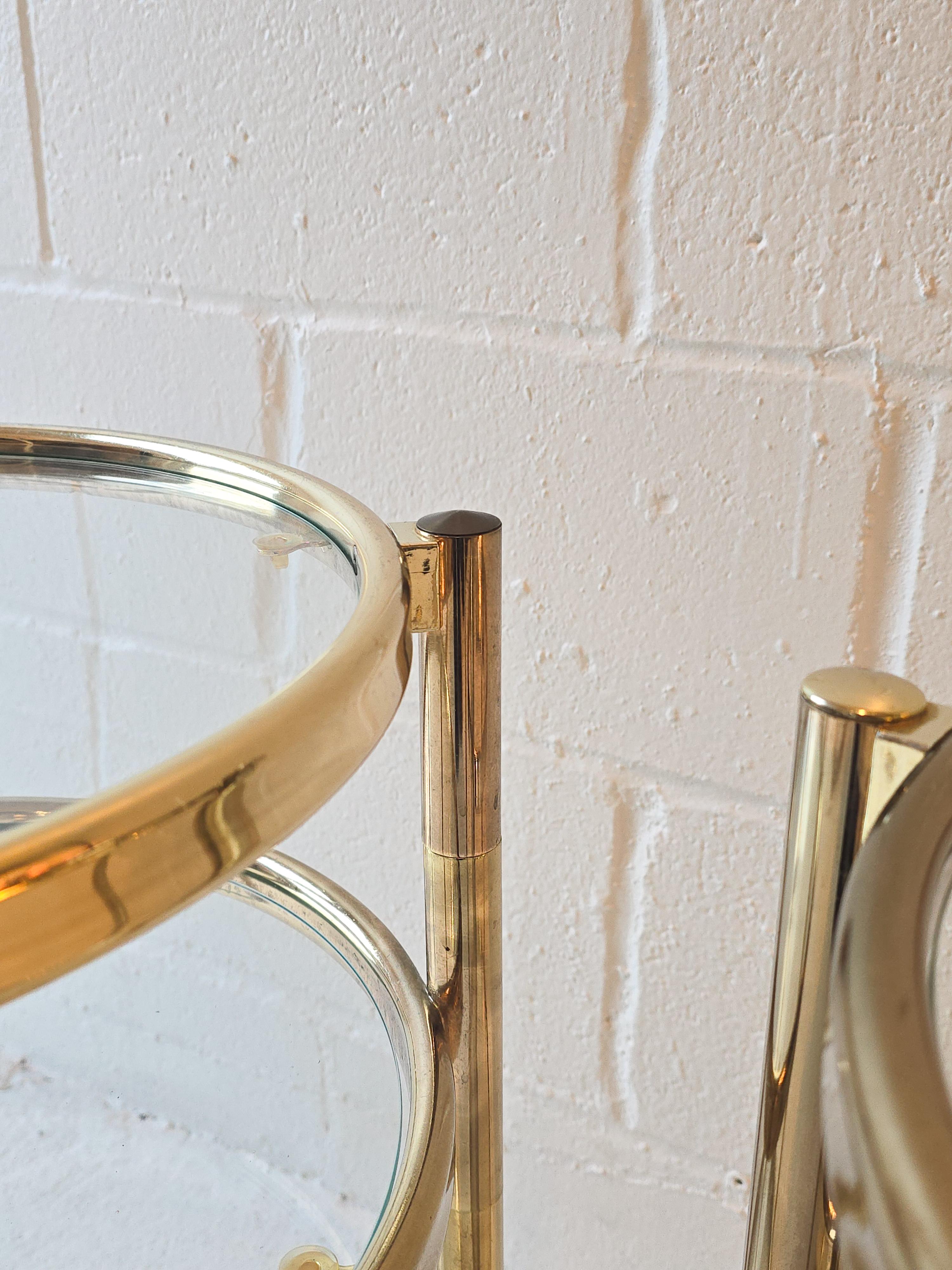 Table d'appoint en laiton et verre 1970 dans le style de Milo Baughman en vente 1