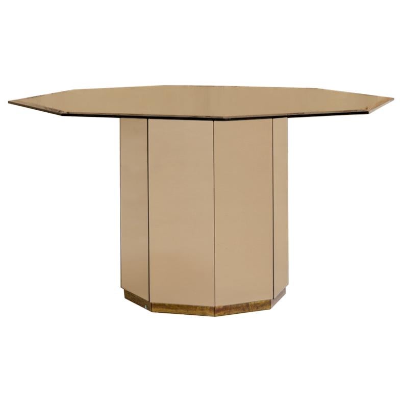 Table en laiton et verre attribuée à Romeo Rega en vente