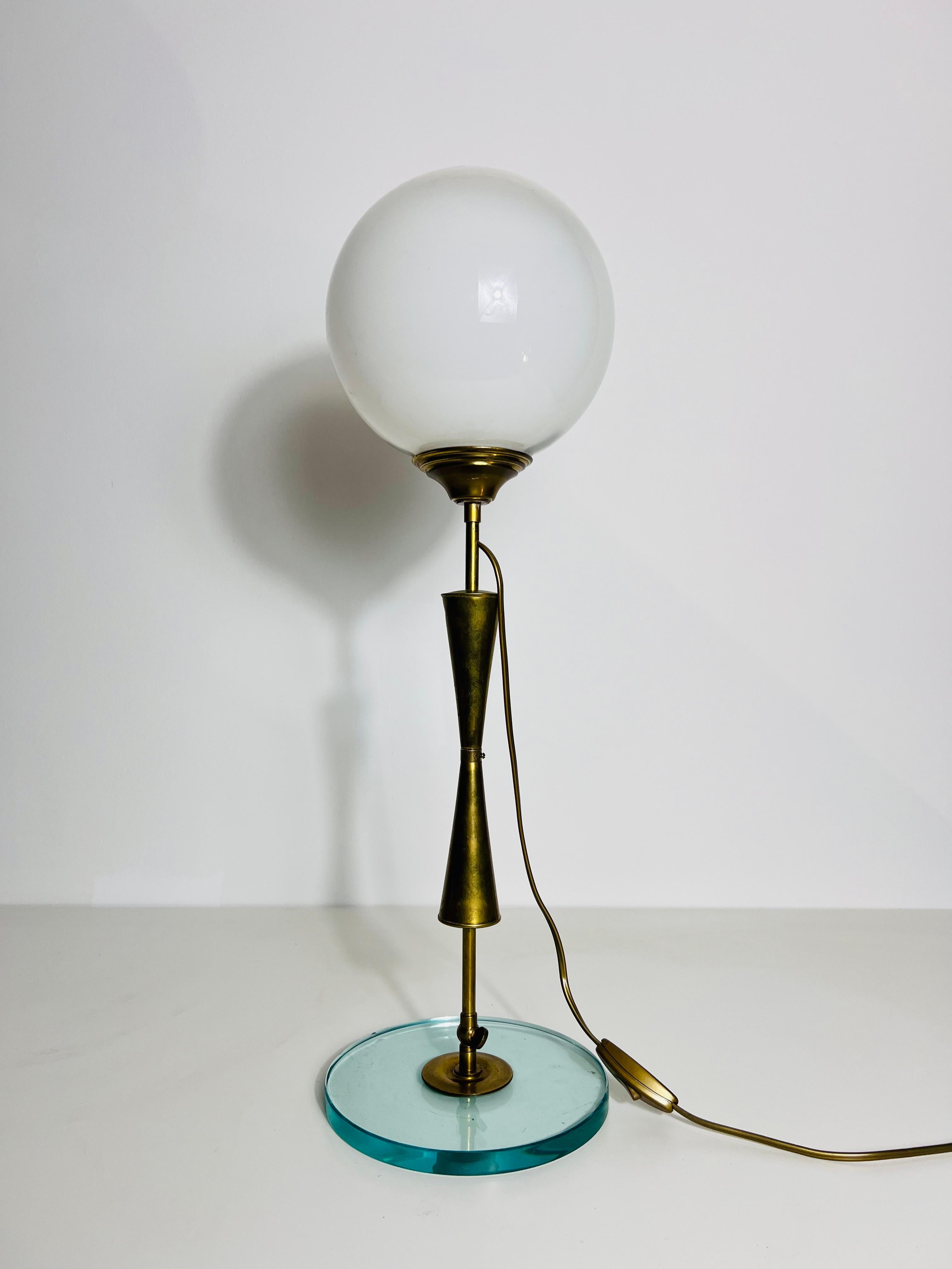 Lampada da tavolo in ottone e vetro, anni '60, Italia in vendita 3