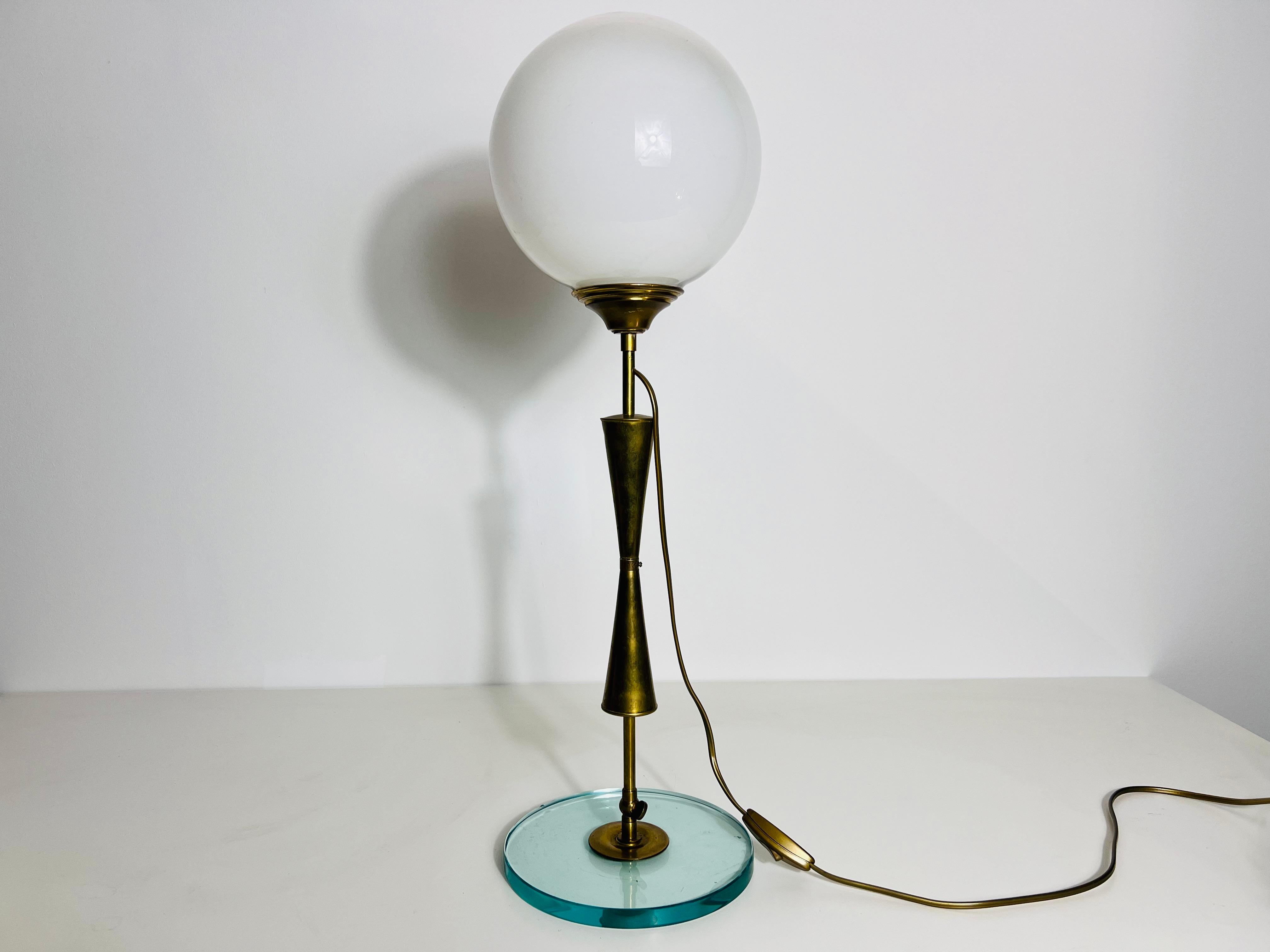 Lampada da tavolo in ottone e vetro, anni '60, Italia in vendita 4