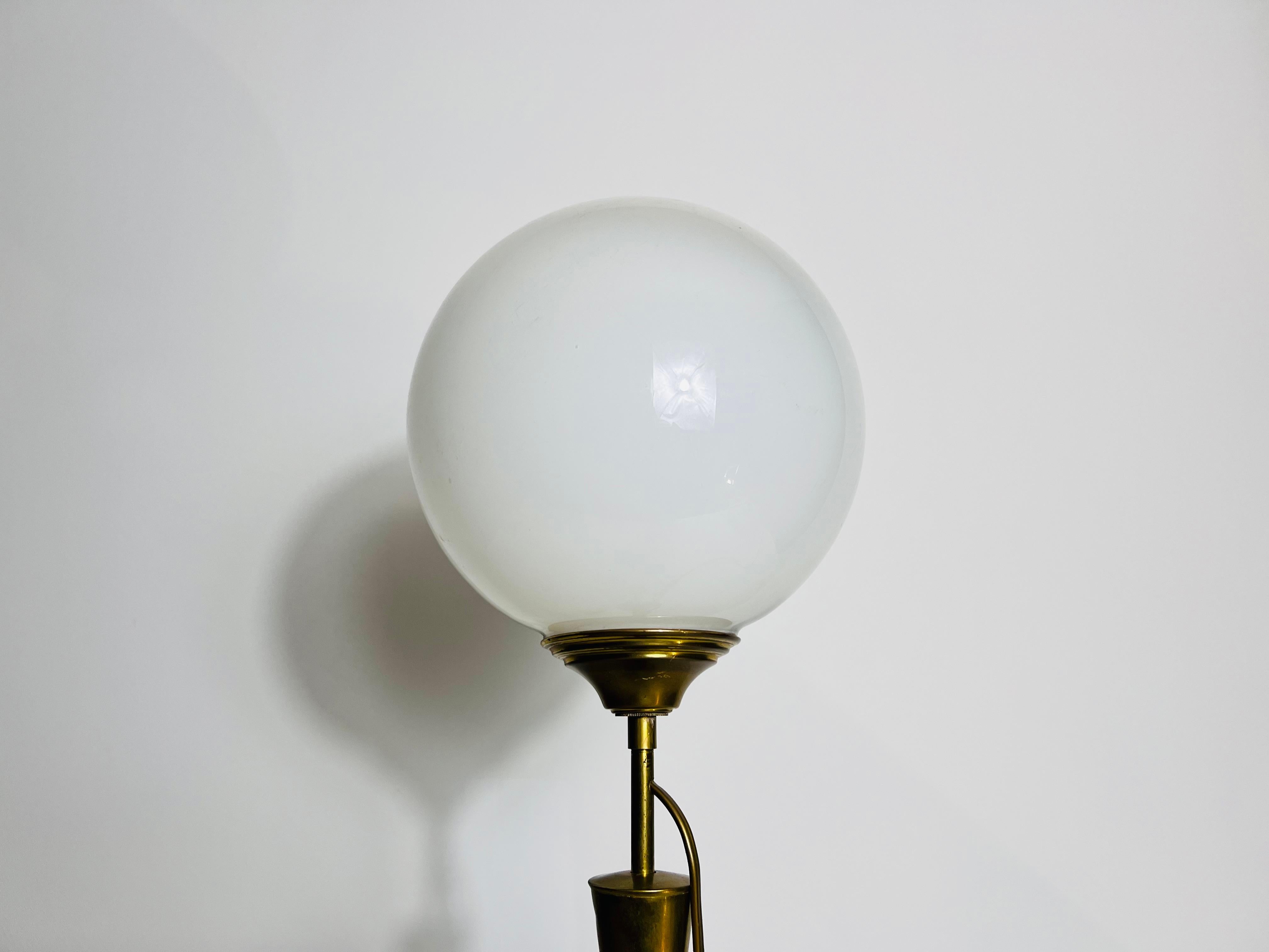 Lampada da tavolo in ottone e vetro, anni '60, Italia in vendita 5