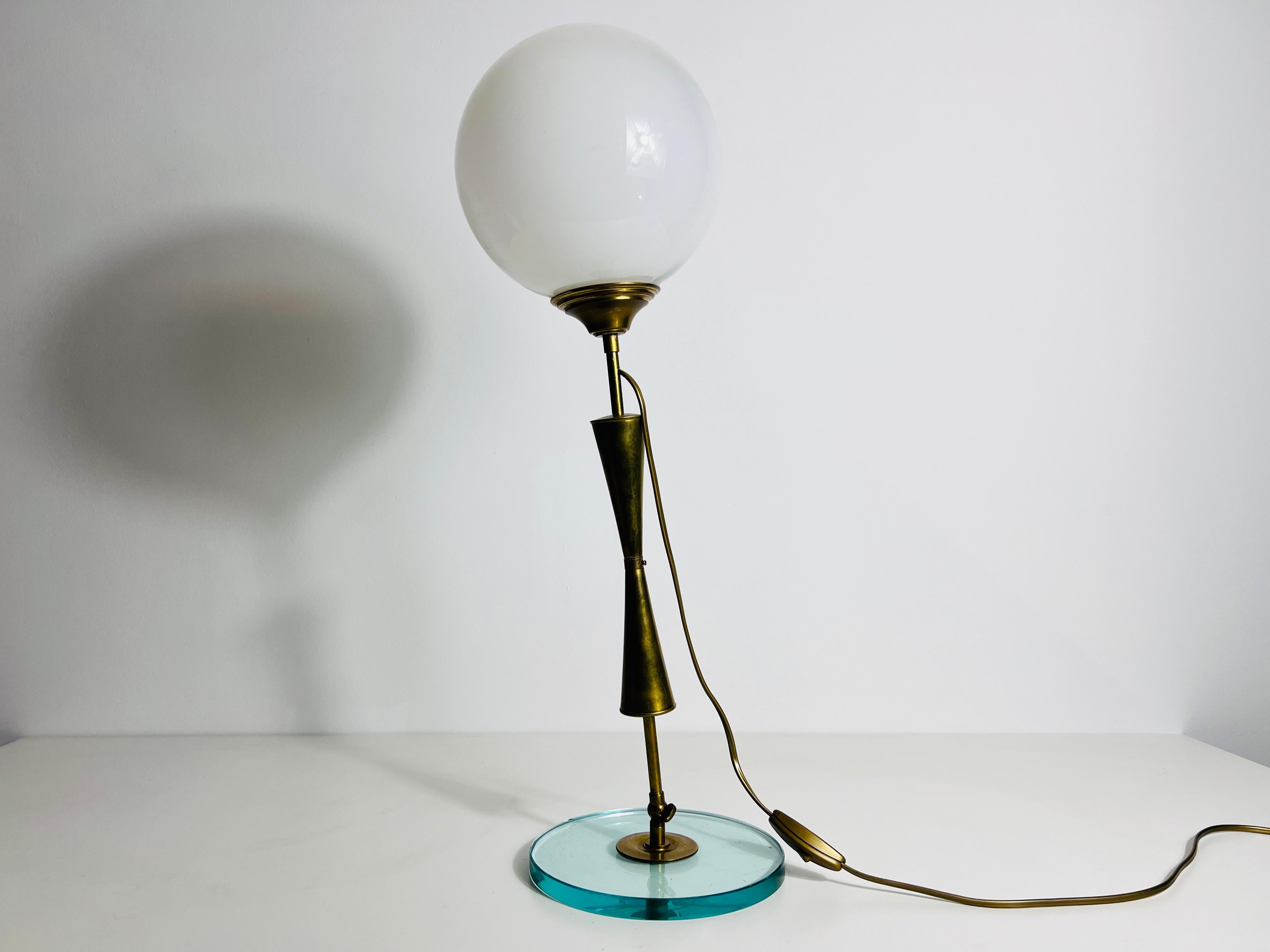 Lampada da tavolo in ottone e vetro, anni '60, Italia in vendita 6