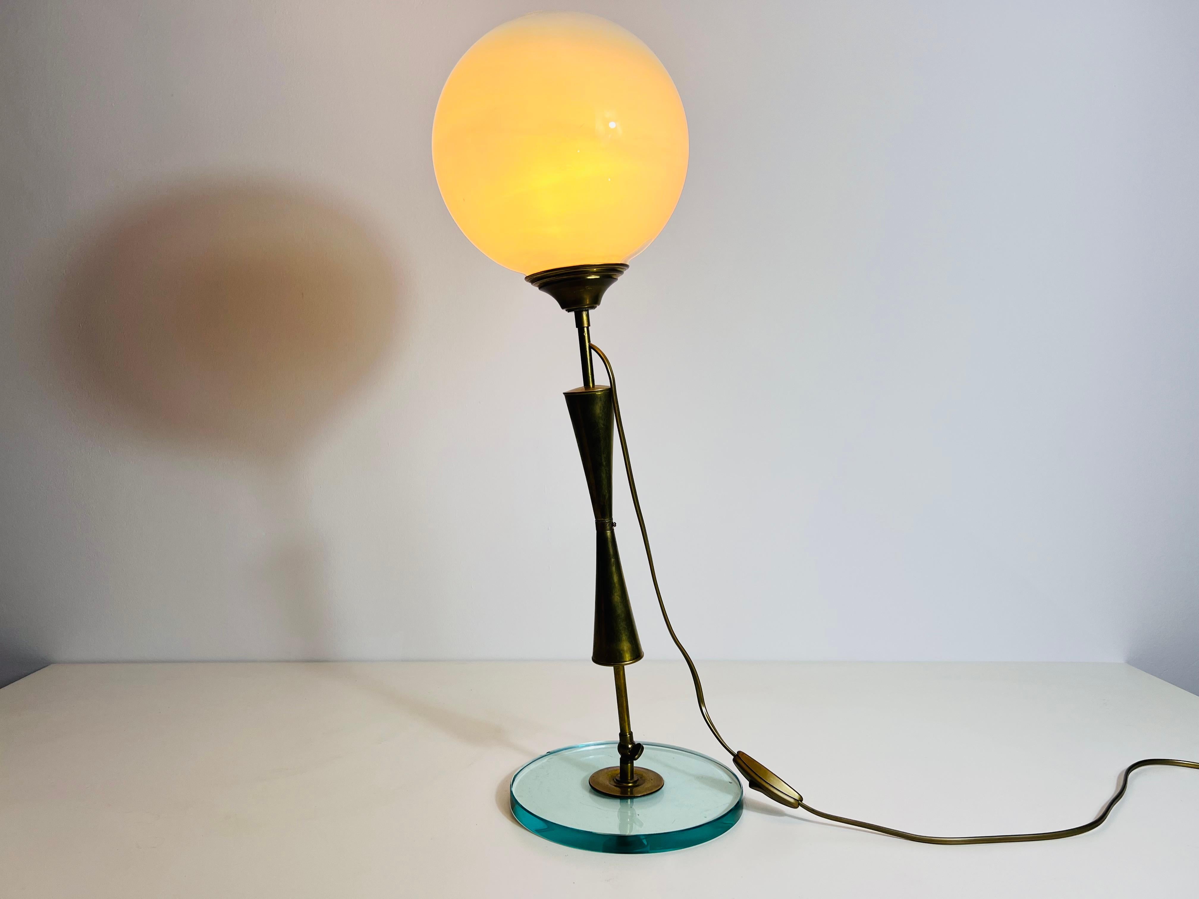 Lampada da tavolo in ottone e vetro, anni '60, Italia in vendita 7