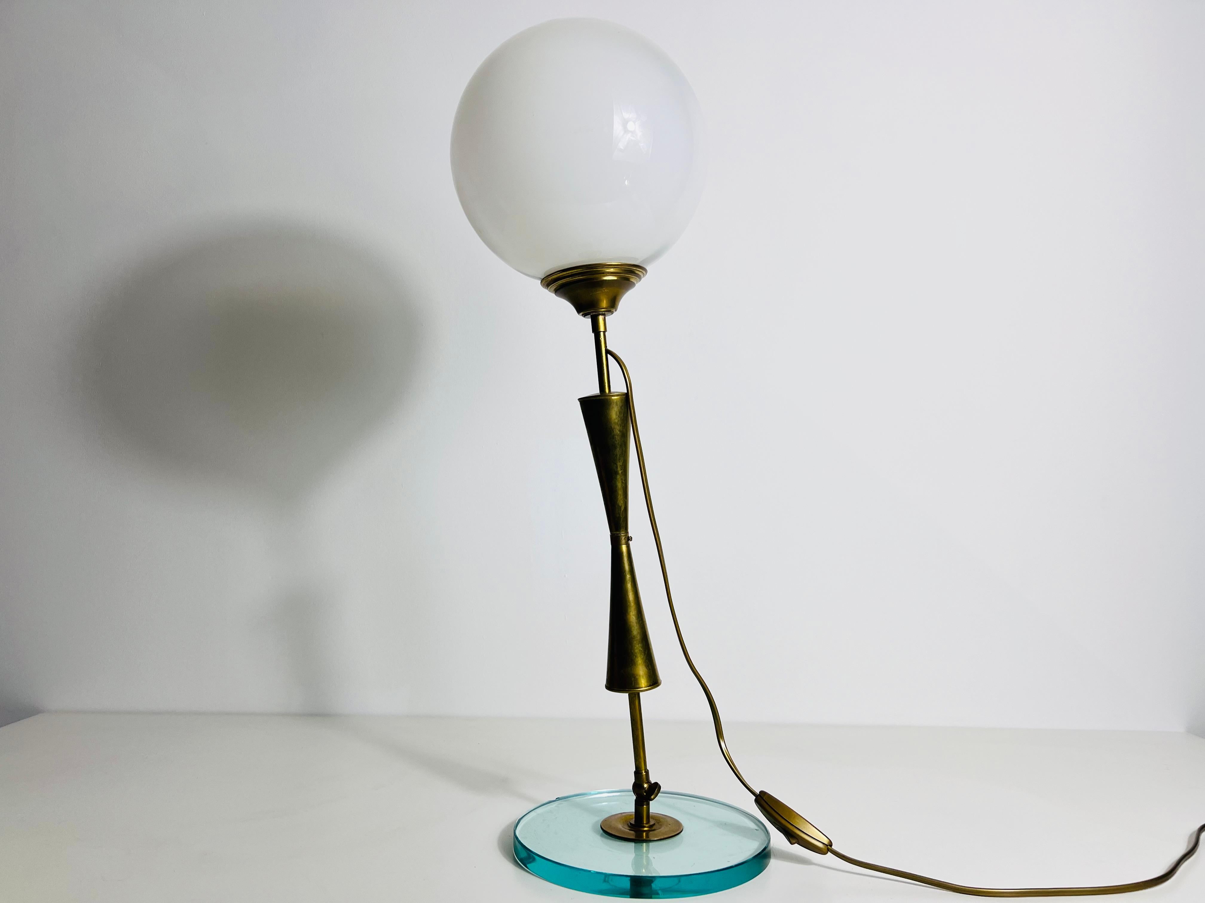 Mid-Century moderno Lampada da tavolo in ottone e vetro, anni '60, Italia in vendita