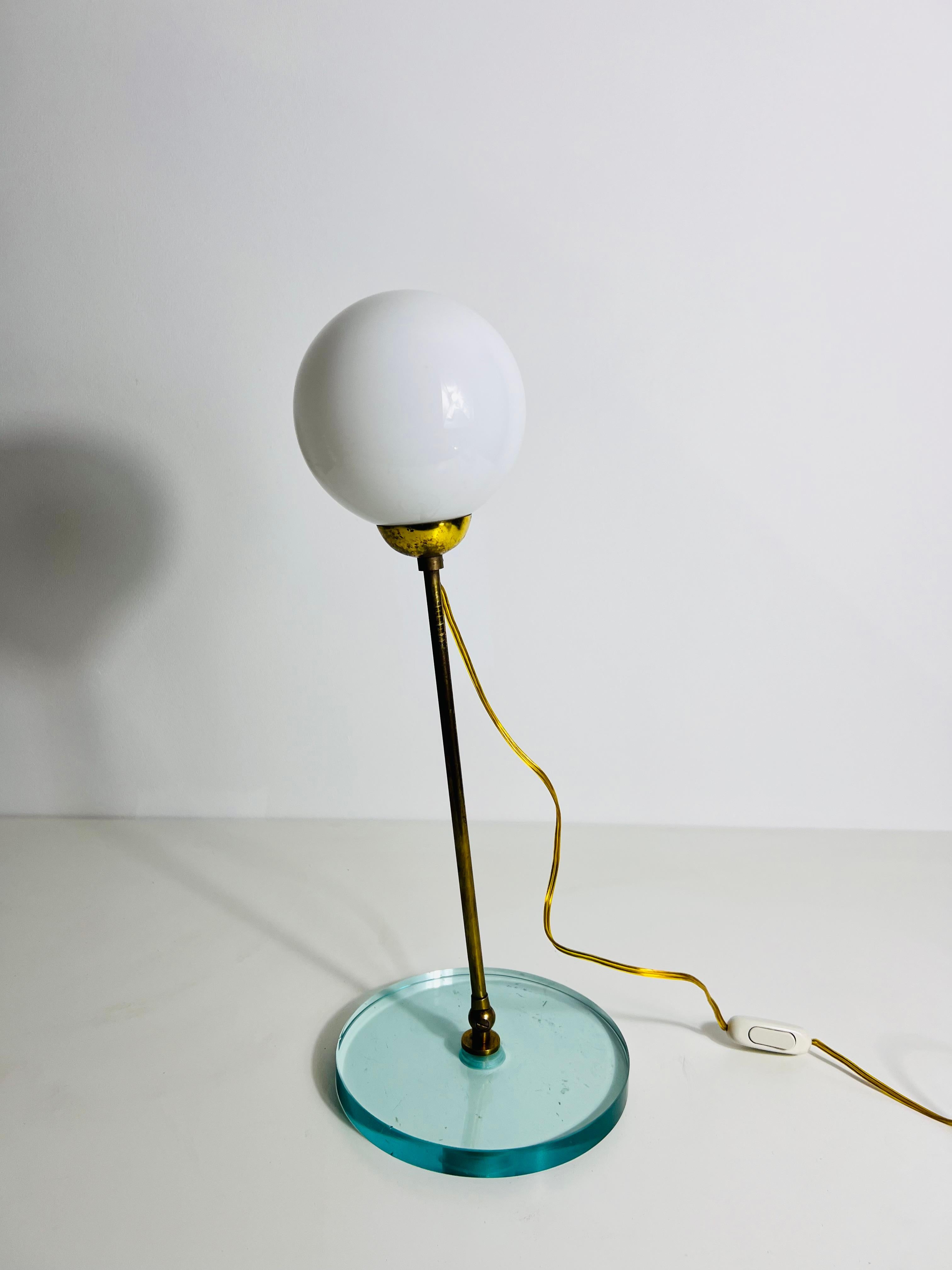 Mid-Century moderno Lampada da tavolo in ottone e vetro, anni '60, Italia in vendita
