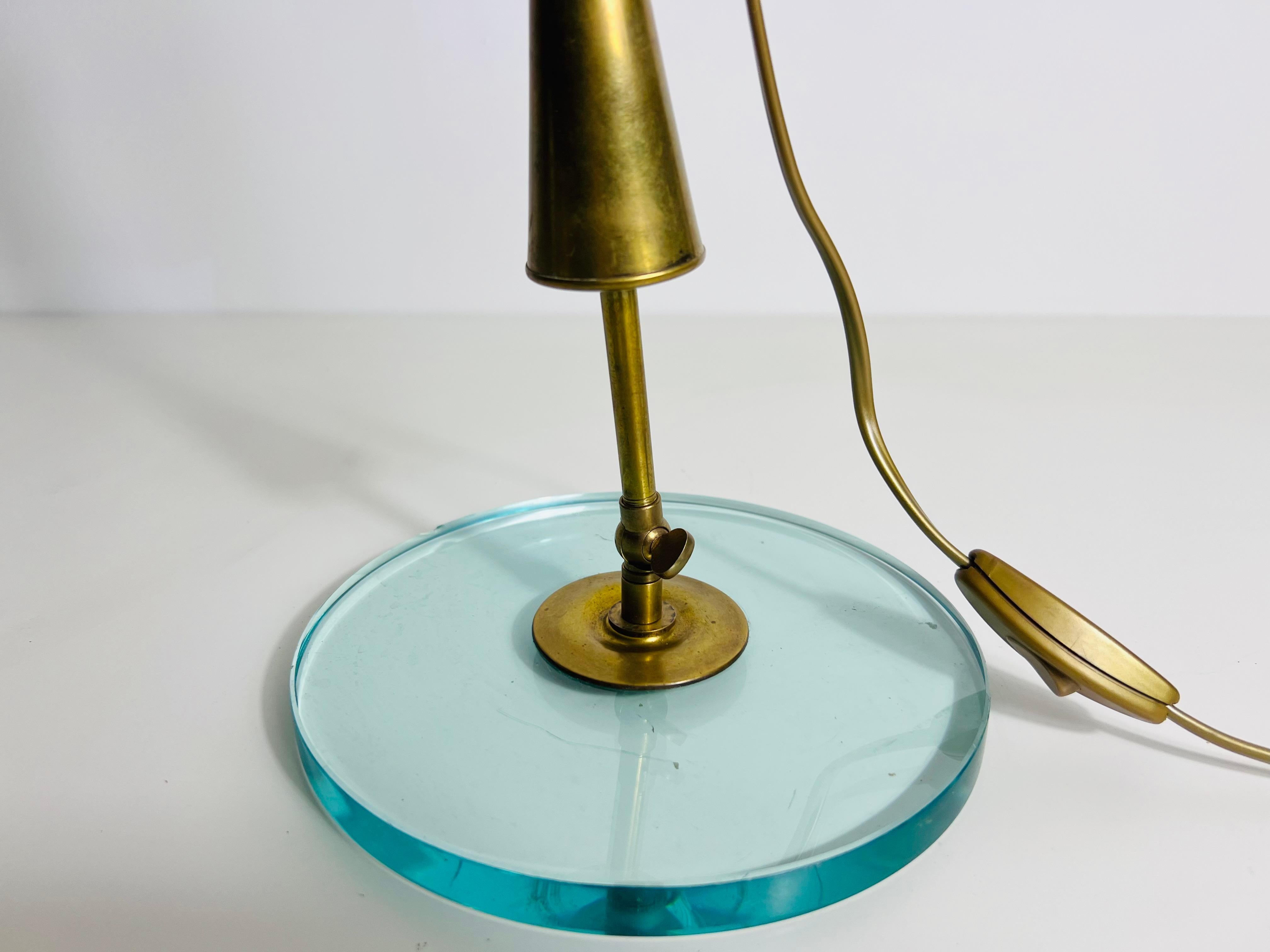 Italiano Lampada da tavolo in ottone e vetro, anni '60, Italia in vendita