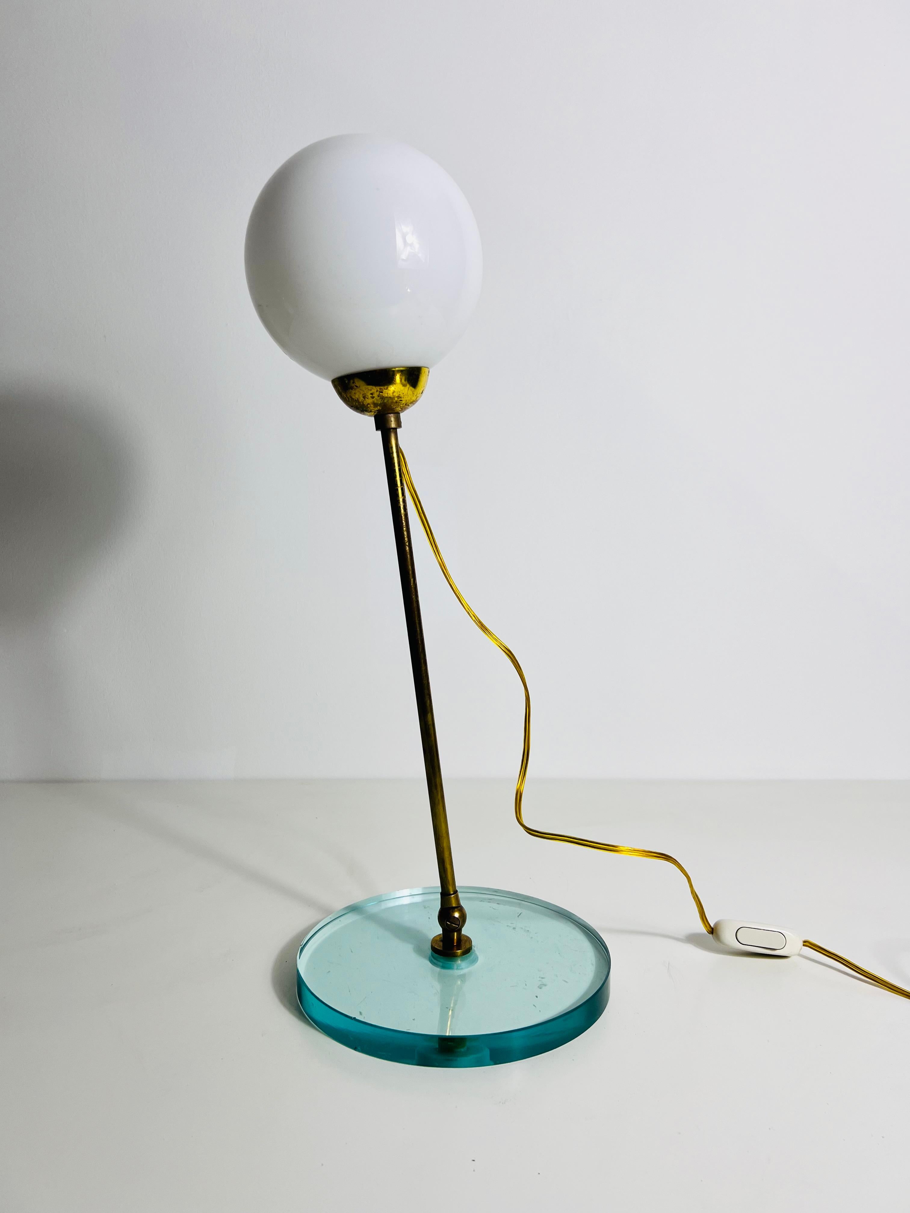 Italiano Lampada da tavolo in ottone e vetro, anni '60, Italia in vendita