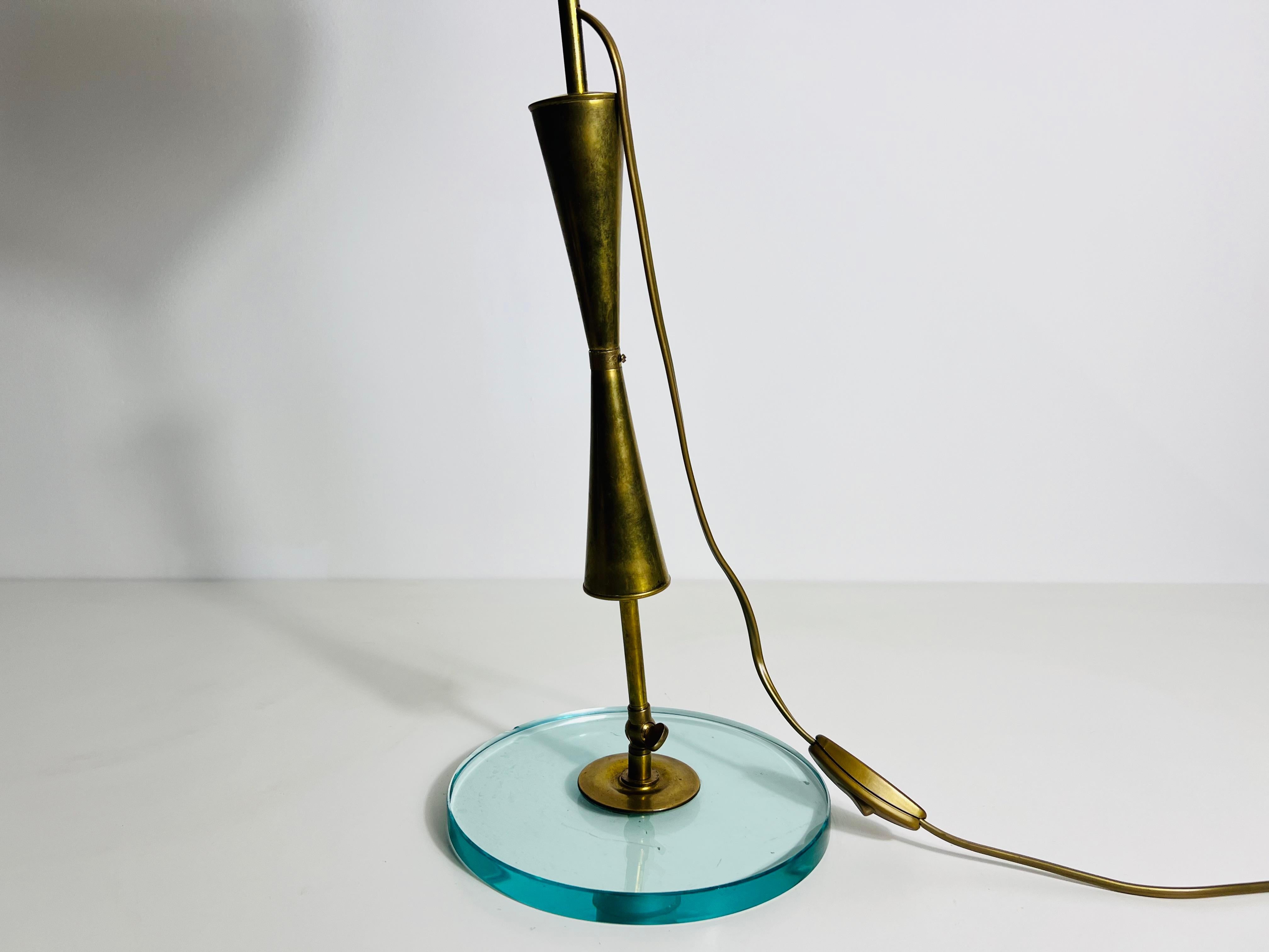 Lampada da tavolo in ottone e vetro, anni '60, Italia In condizioni buone in vendita a Hagenbach, DE