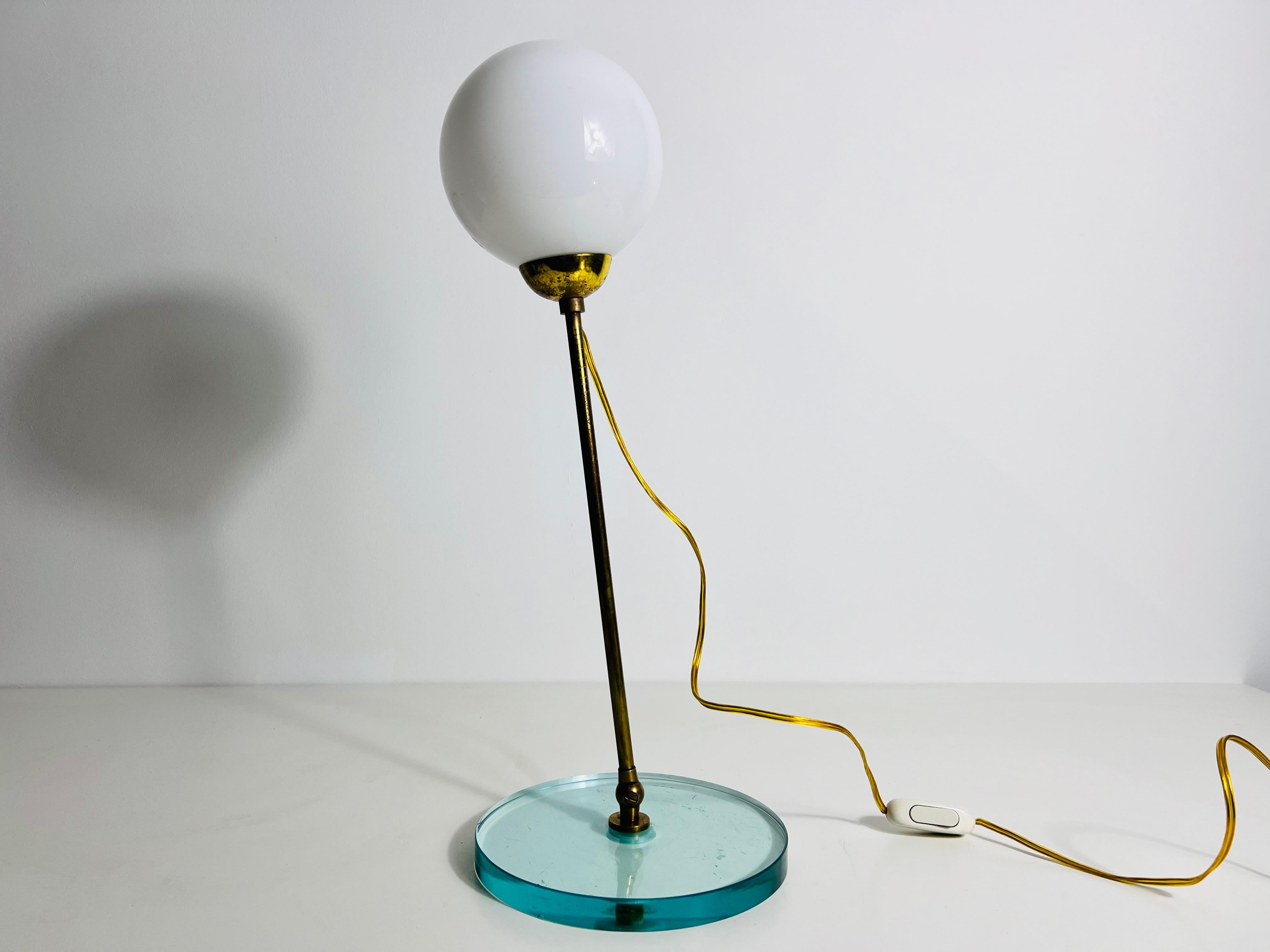 Lampada da tavolo in ottone e vetro, anni '60, Italia In condizioni buone in vendita a Hagenbach, DE