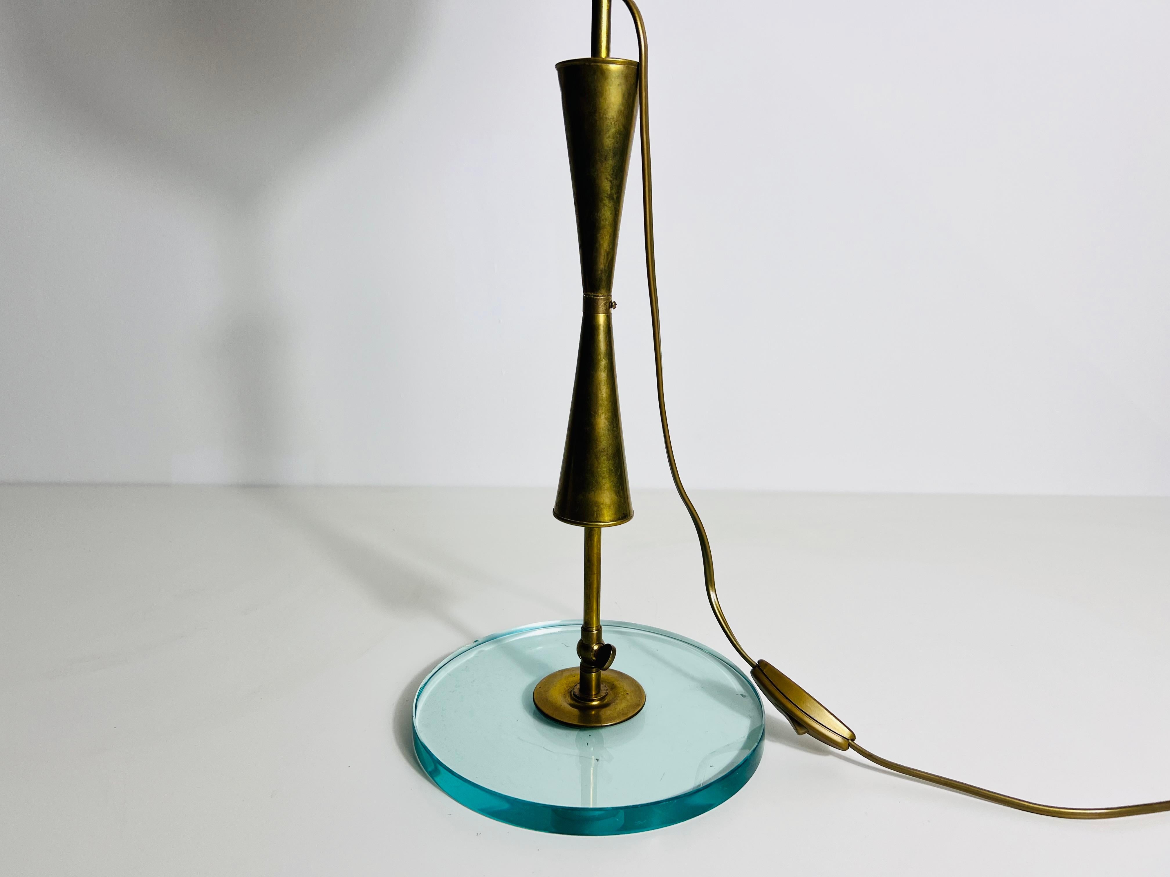 Metà XX secolo Lampada da tavolo in ottone e vetro, anni '60, Italia in vendita