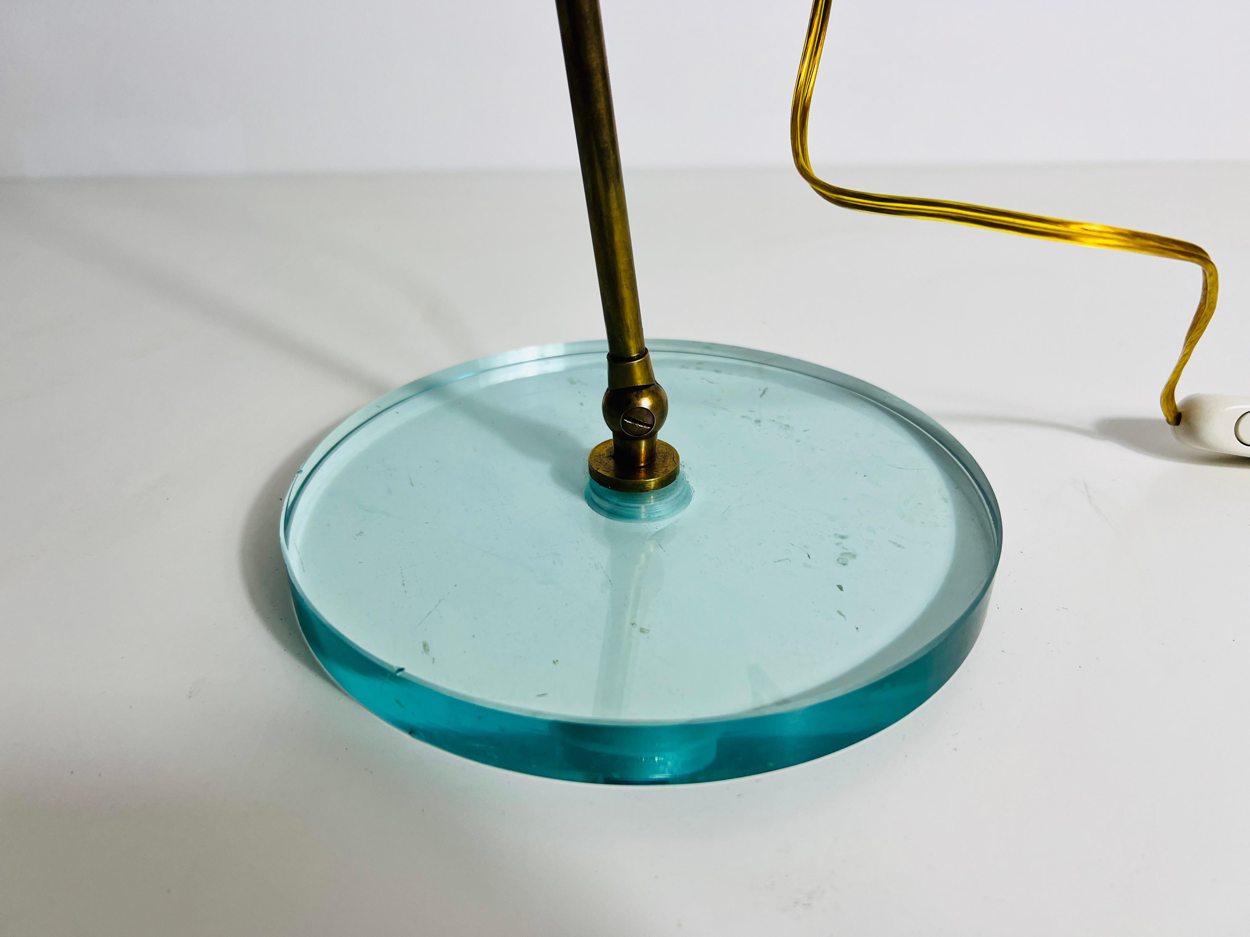 Metà XX secolo Lampada da tavolo in ottone e vetro, anni '60, Italia in vendita