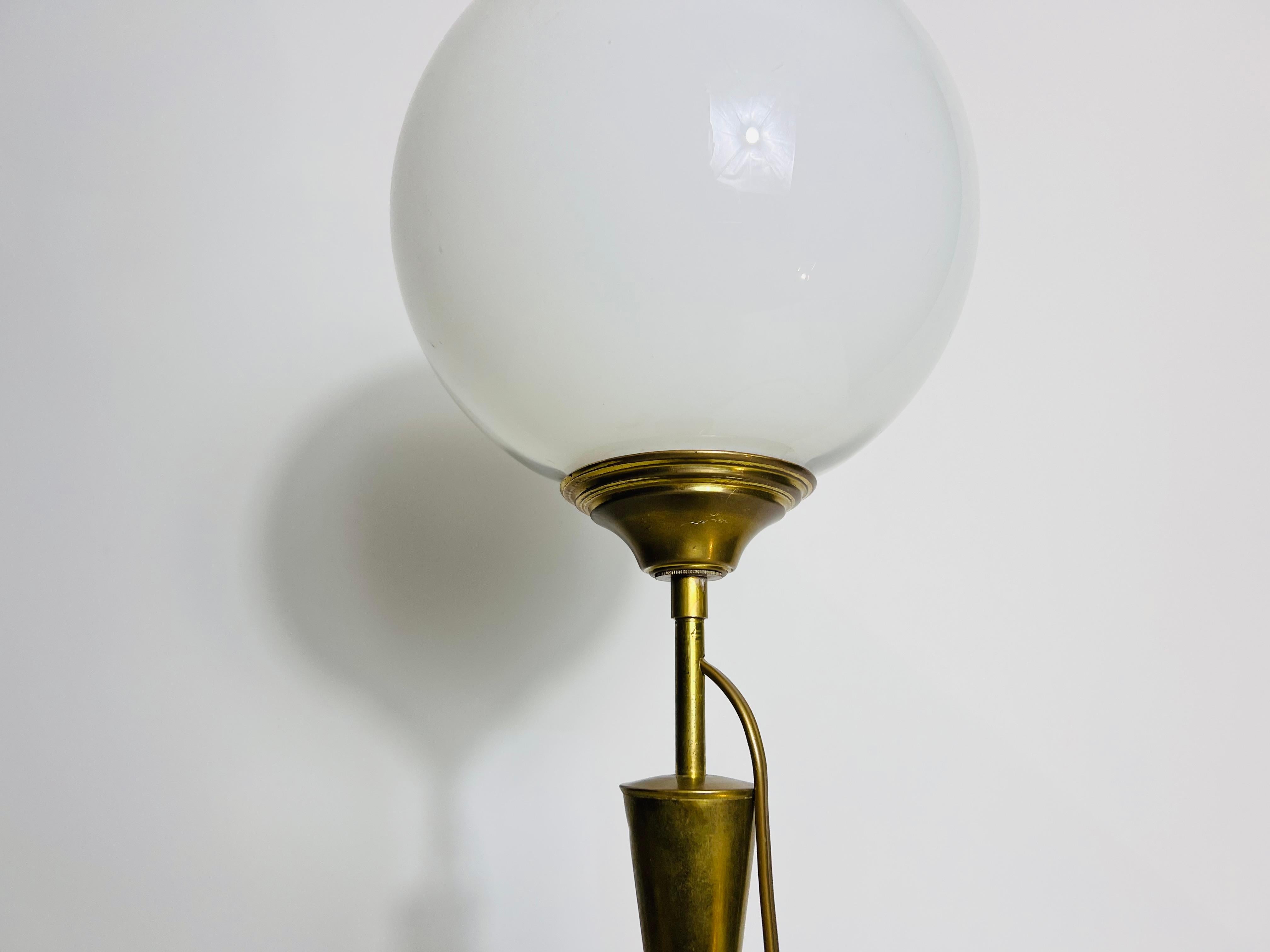 Vetro opalino Lampada da tavolo in ottone e vetro, anni '60, Italia in vendita