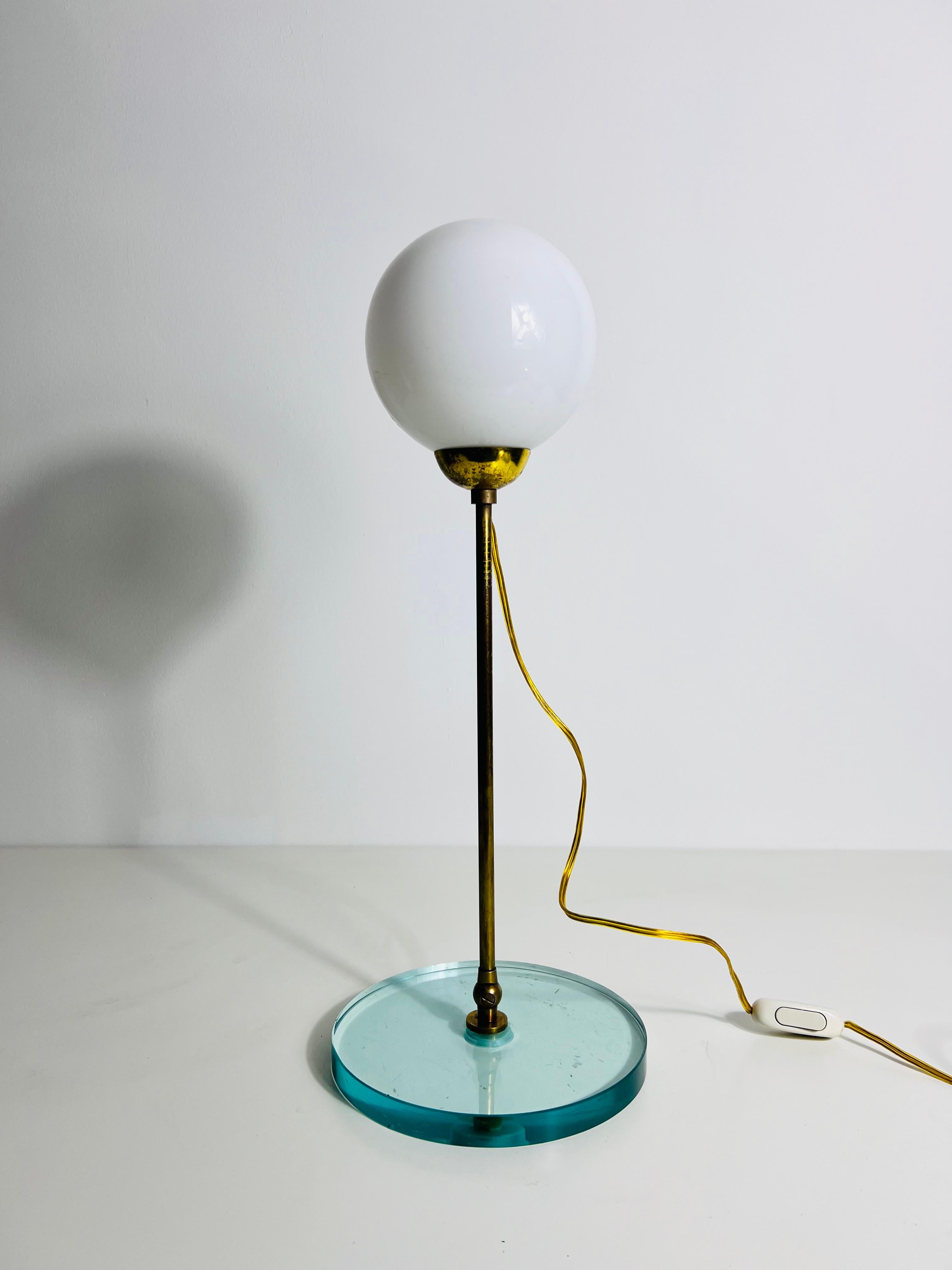 Metallo Lampada da tavolo in ottone e vetro, anni '60, Italia in vendita