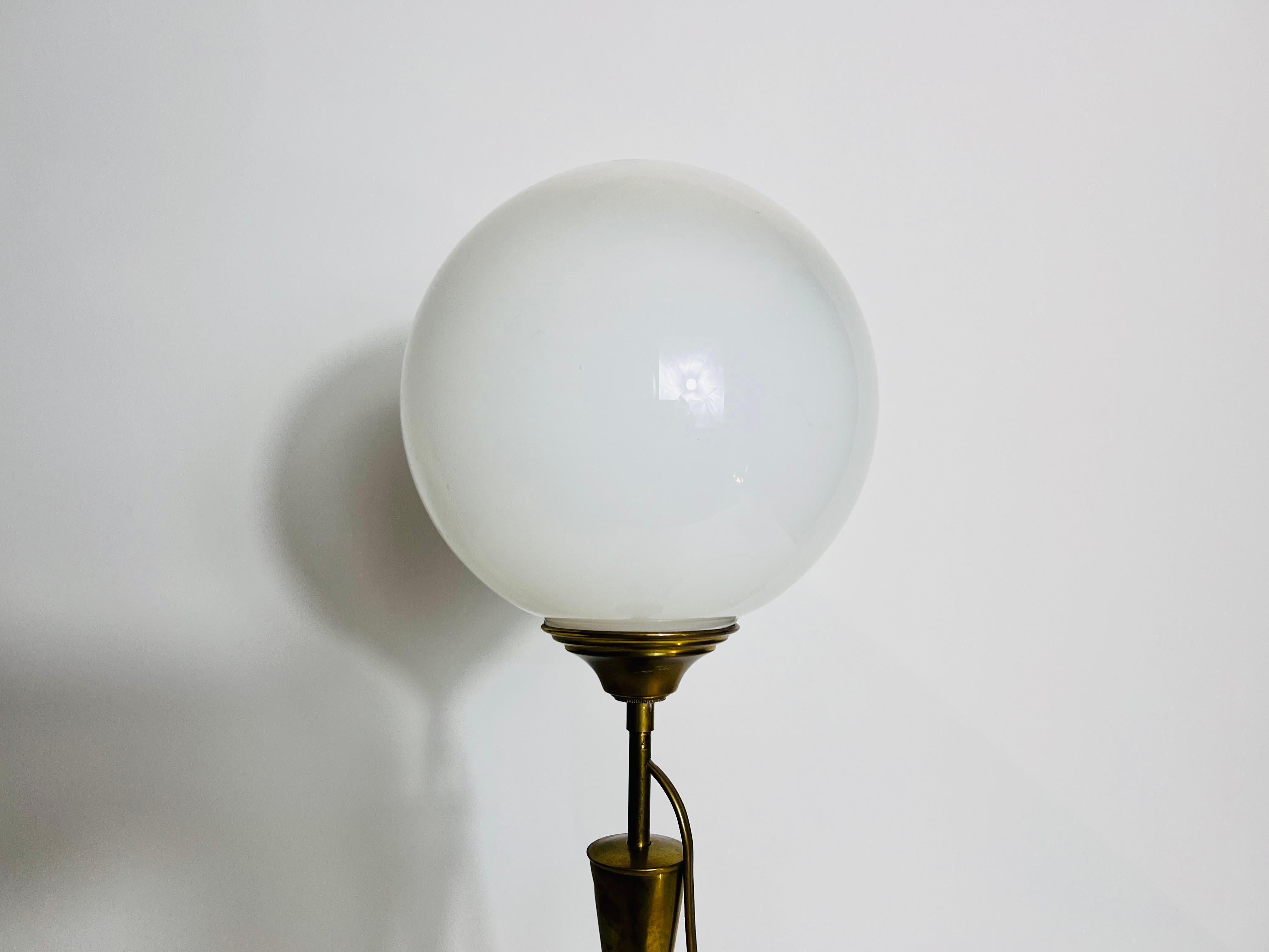 Lampada da tavolo in ottone e vetro, anni '60, Italia in vendita 1