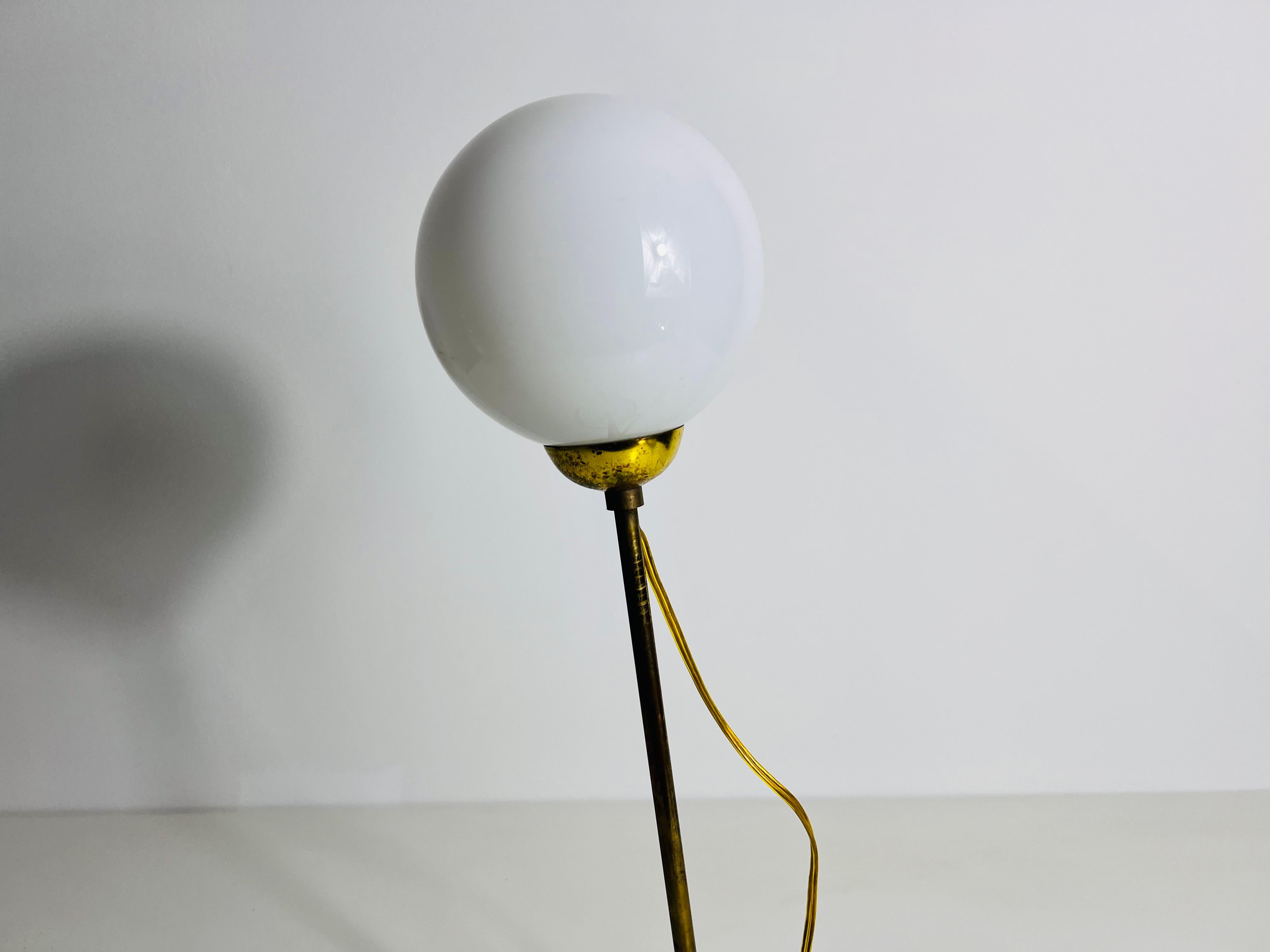 Lampada da tavolo in ottone e vetro, anni '60, Italia in vendita 1