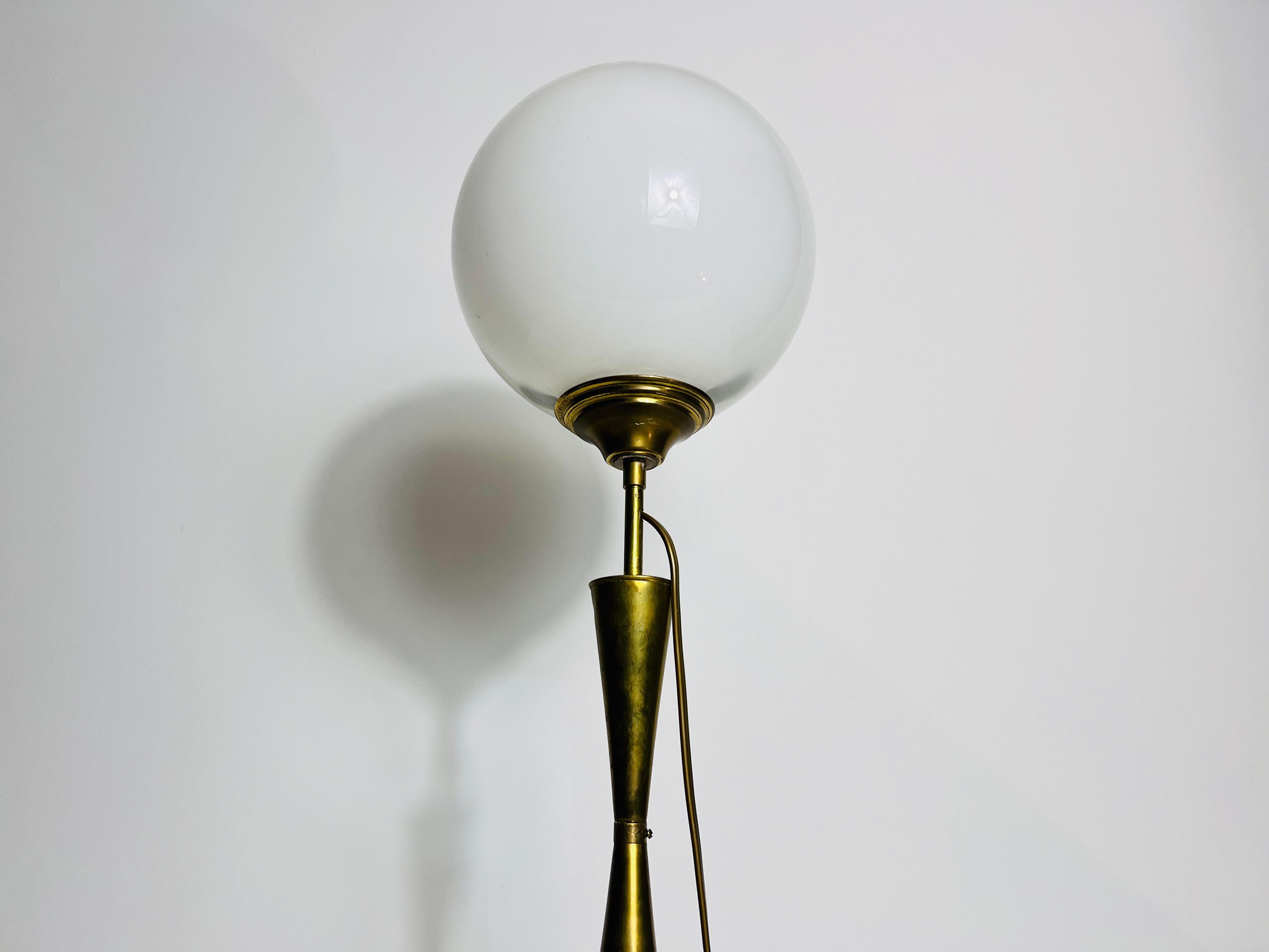 Lampada da tavolo in ottone e vetro, anni '60, Italia in vendita 2