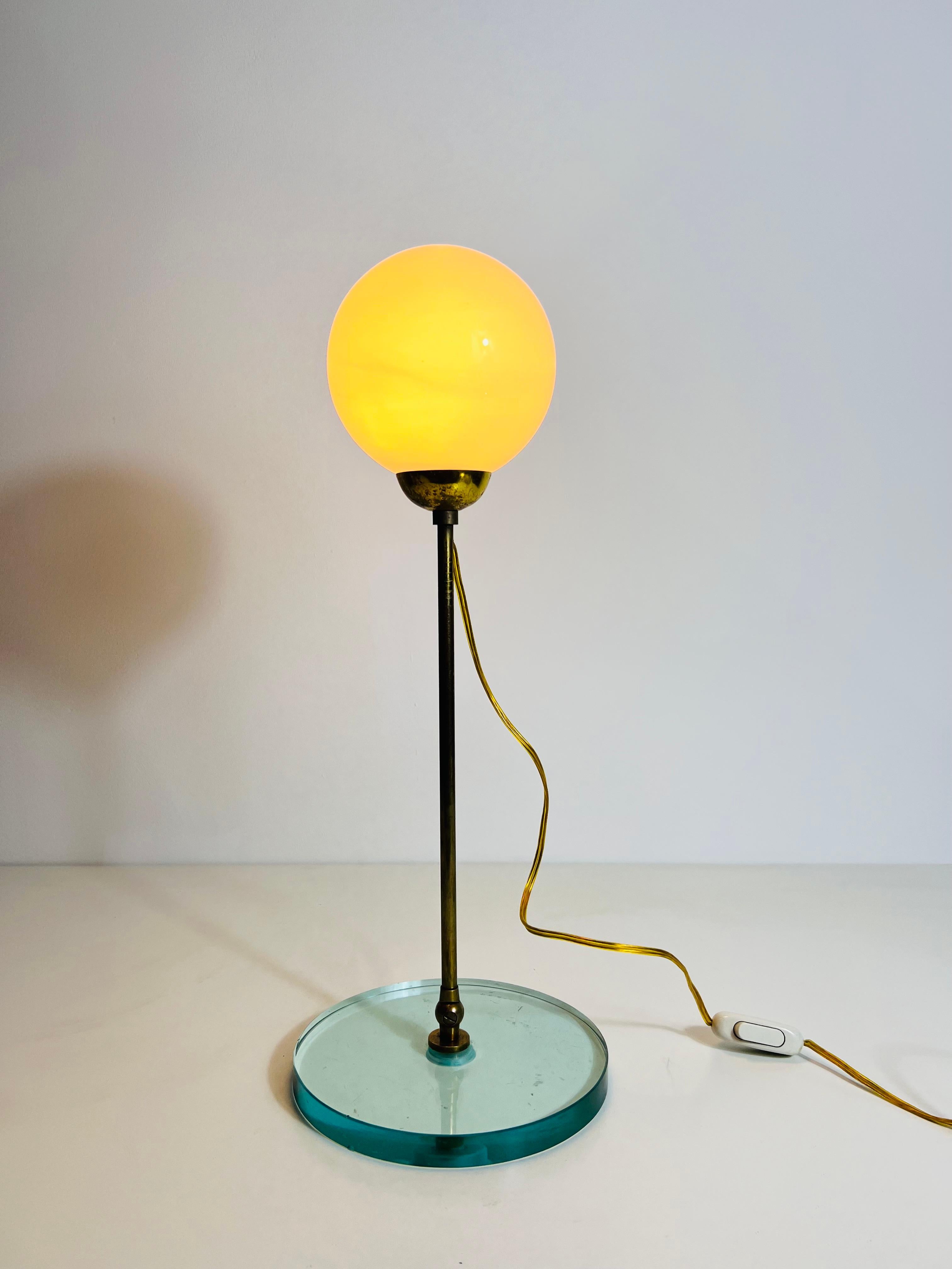 Lampada da tavolo in ottone e vetro, anni '60, Italia in vendita 2